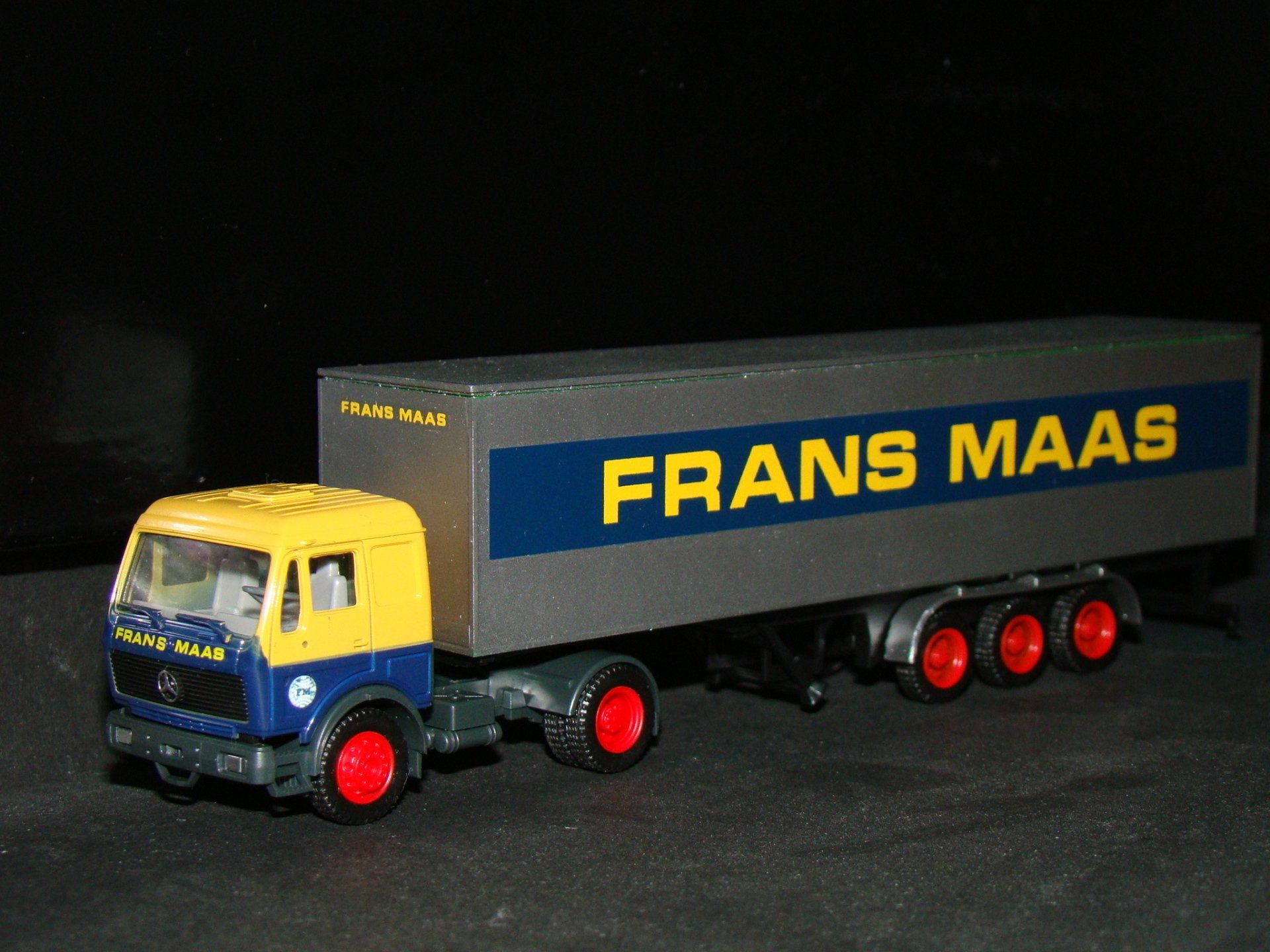 Frans Maas Herpa/Schüter  MB zwarte grille, kasten trailer