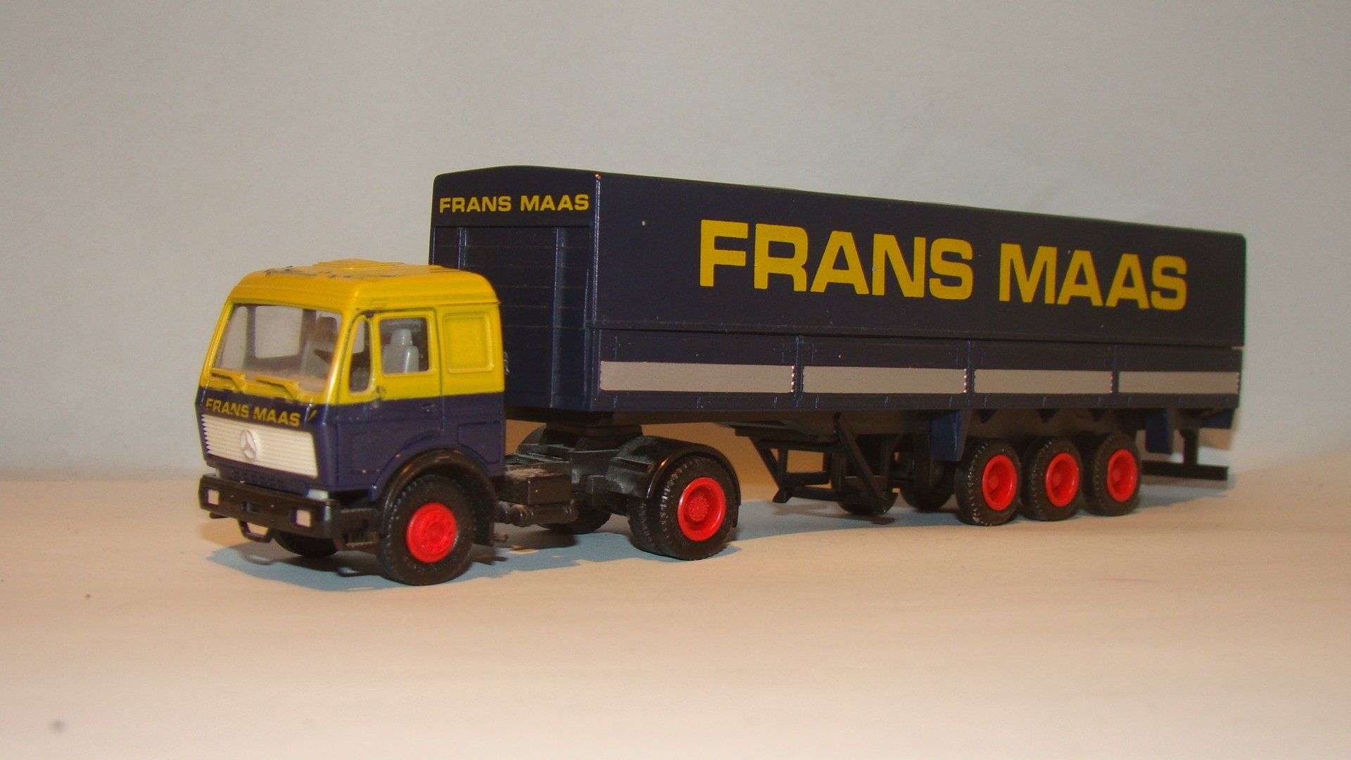 Frans Maas Herpa MB witte grille donker blauw zeil