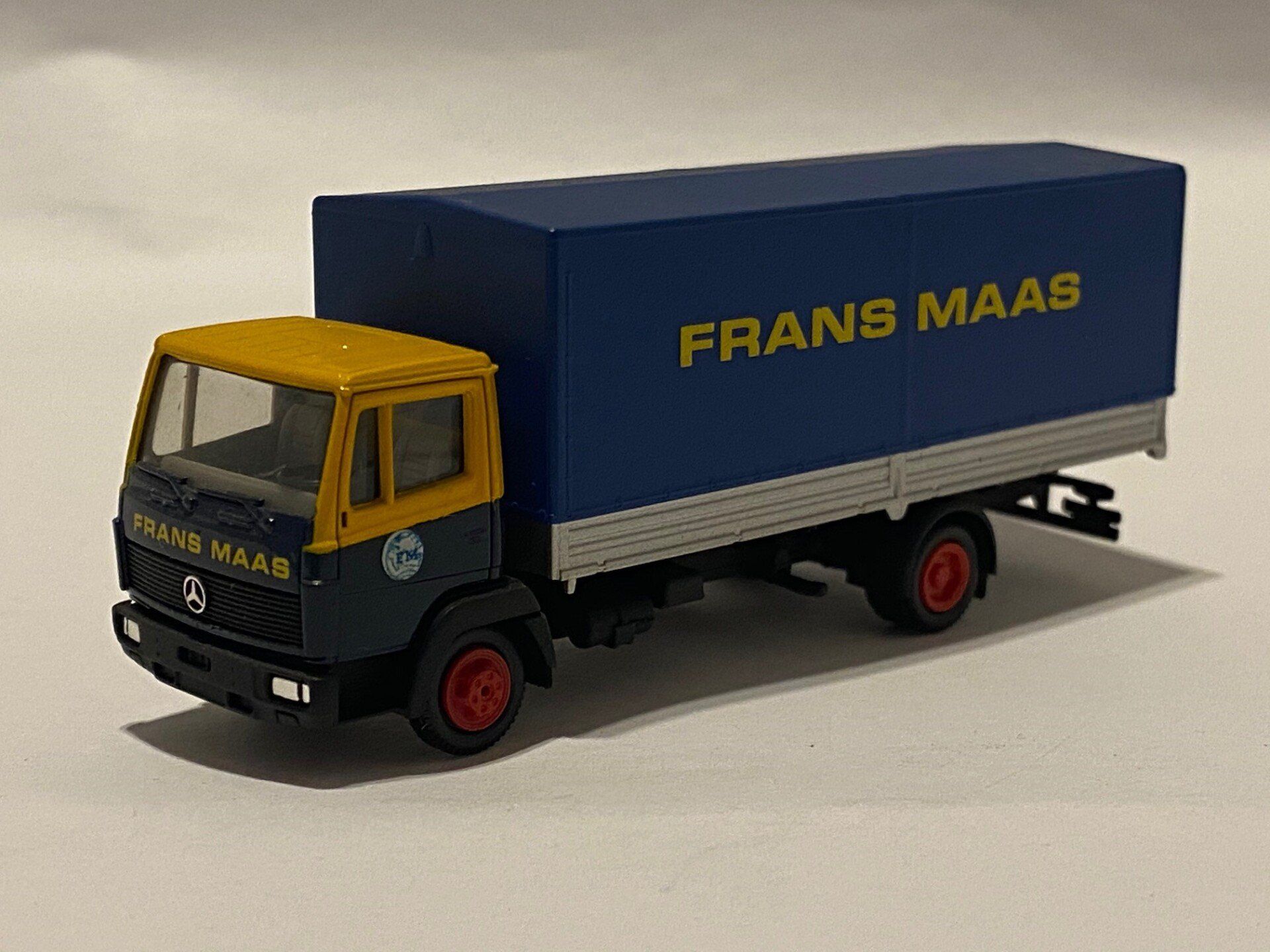 Frans Maas Herpa/Trienes MB Ecoliner Laadbak tekst in het midden