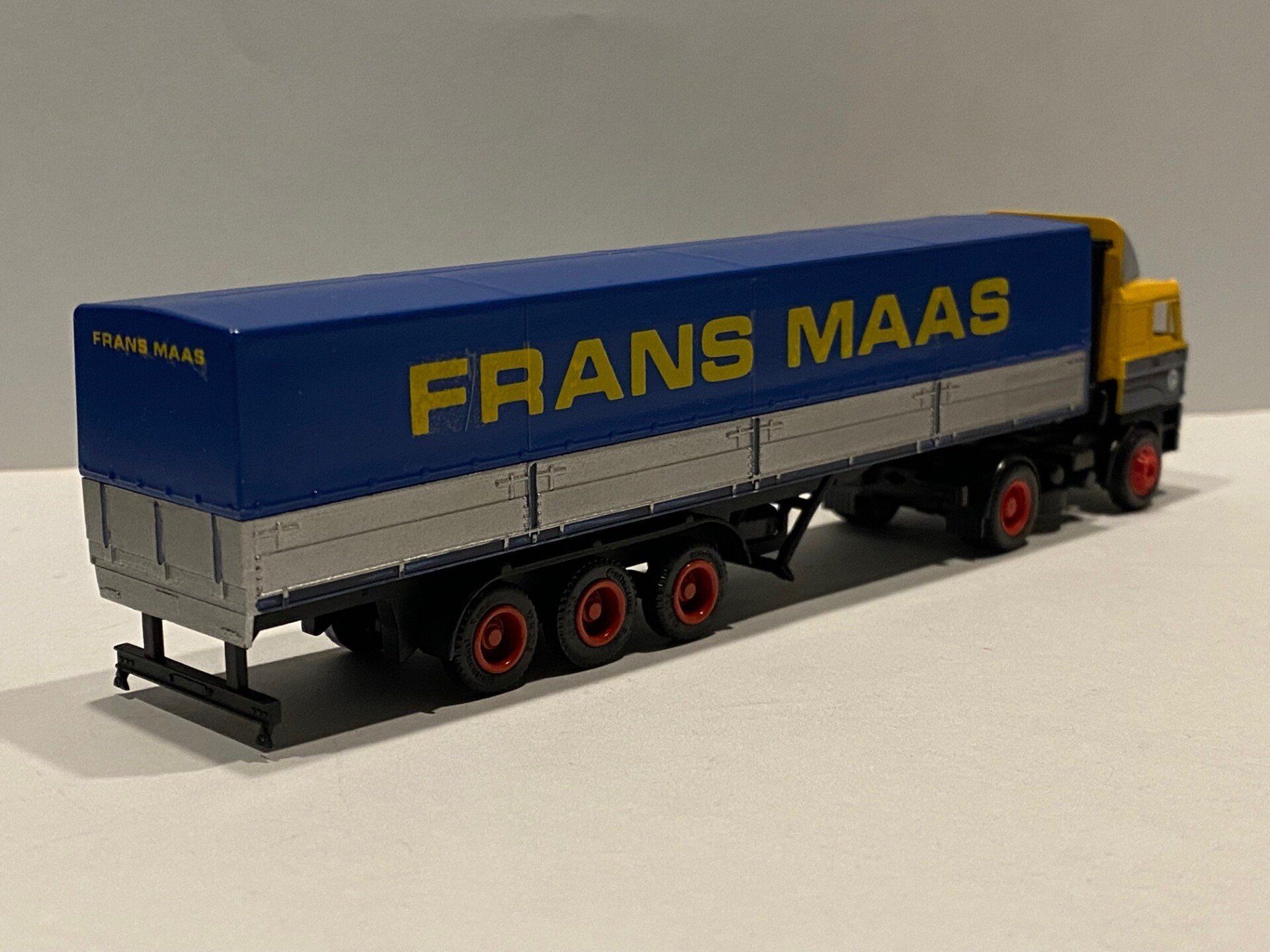 Frans Maas Herpa-Trienes DAF 3300 Zwarte Grill trailer bestickert  achterzijde
