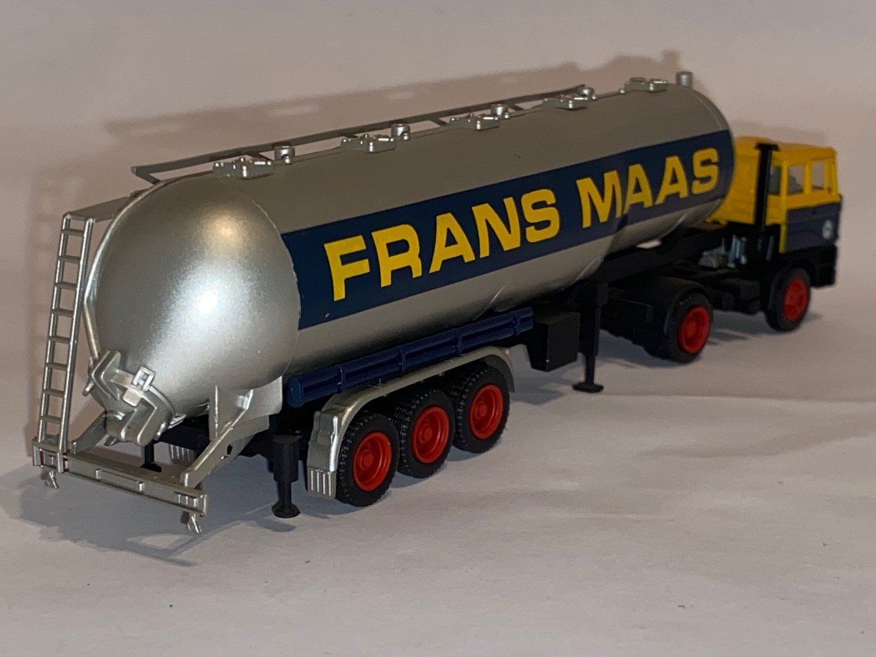 Frans Maas Silotrailer Herpa DAF 3300 zwarte Grill zwart chassis achterzijde