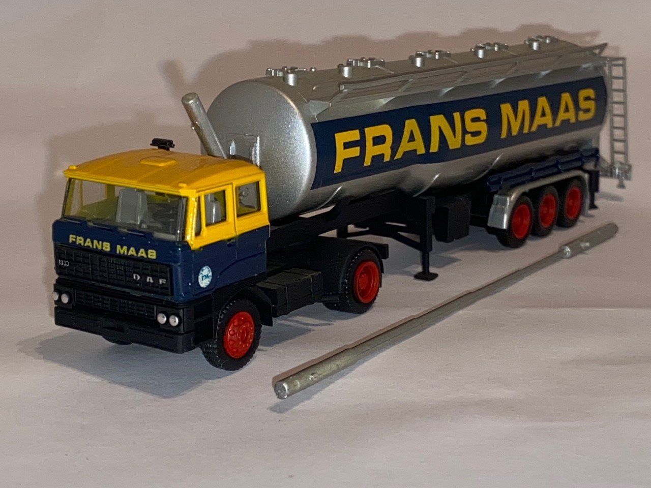Frans Maas Silotrailer Herpa DAF 3300 zwarte Grill zwart chassis