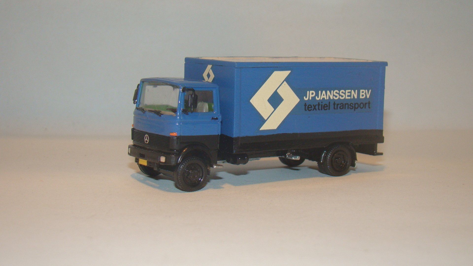 JP Janssen Herpa Eigenbouw MB LP814 Motorwagen