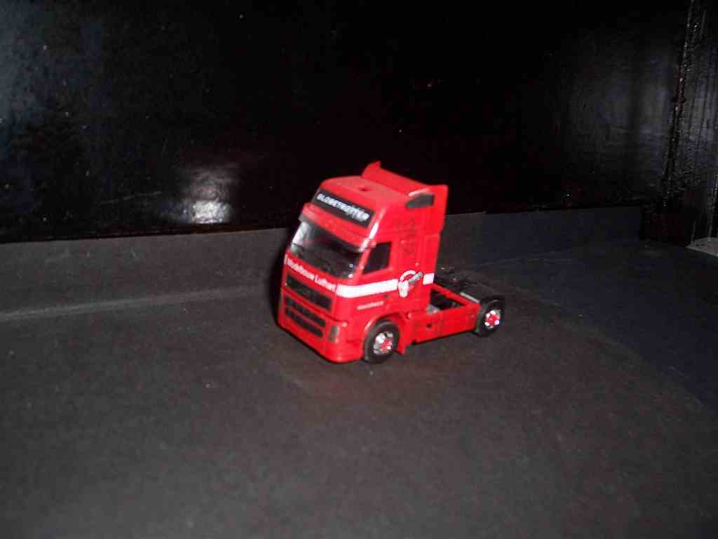 Luthart Modelbouw AMW 910000 Volvo FH2 Globetrotter rood-grijze velgen