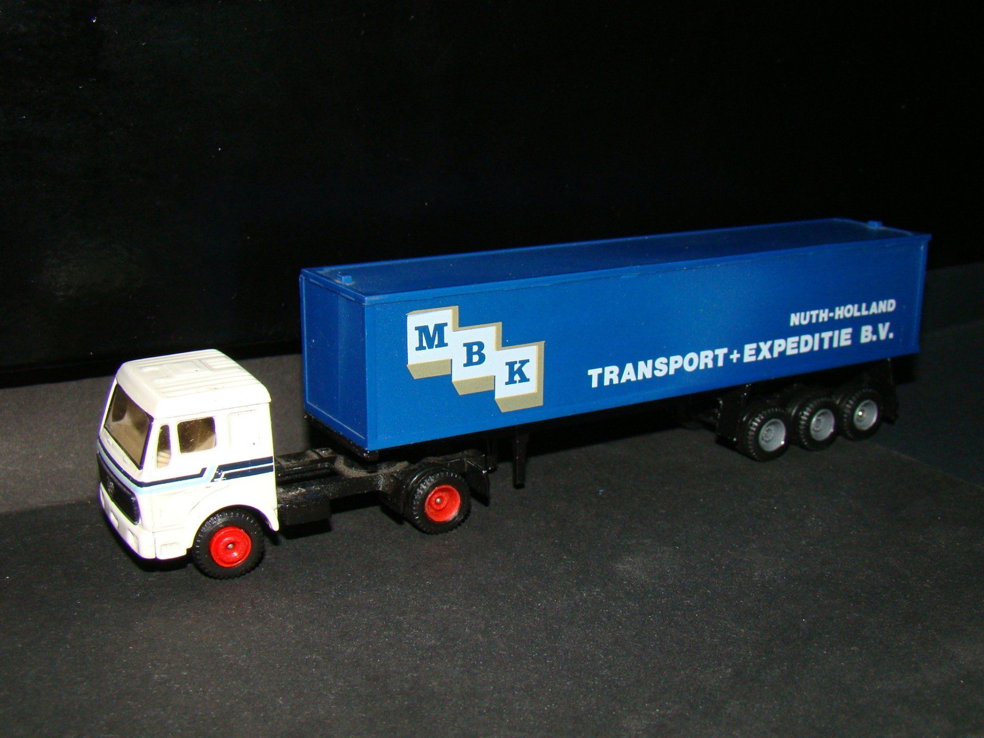 MBK Nuth EFSI MB grijze velgen op trailer