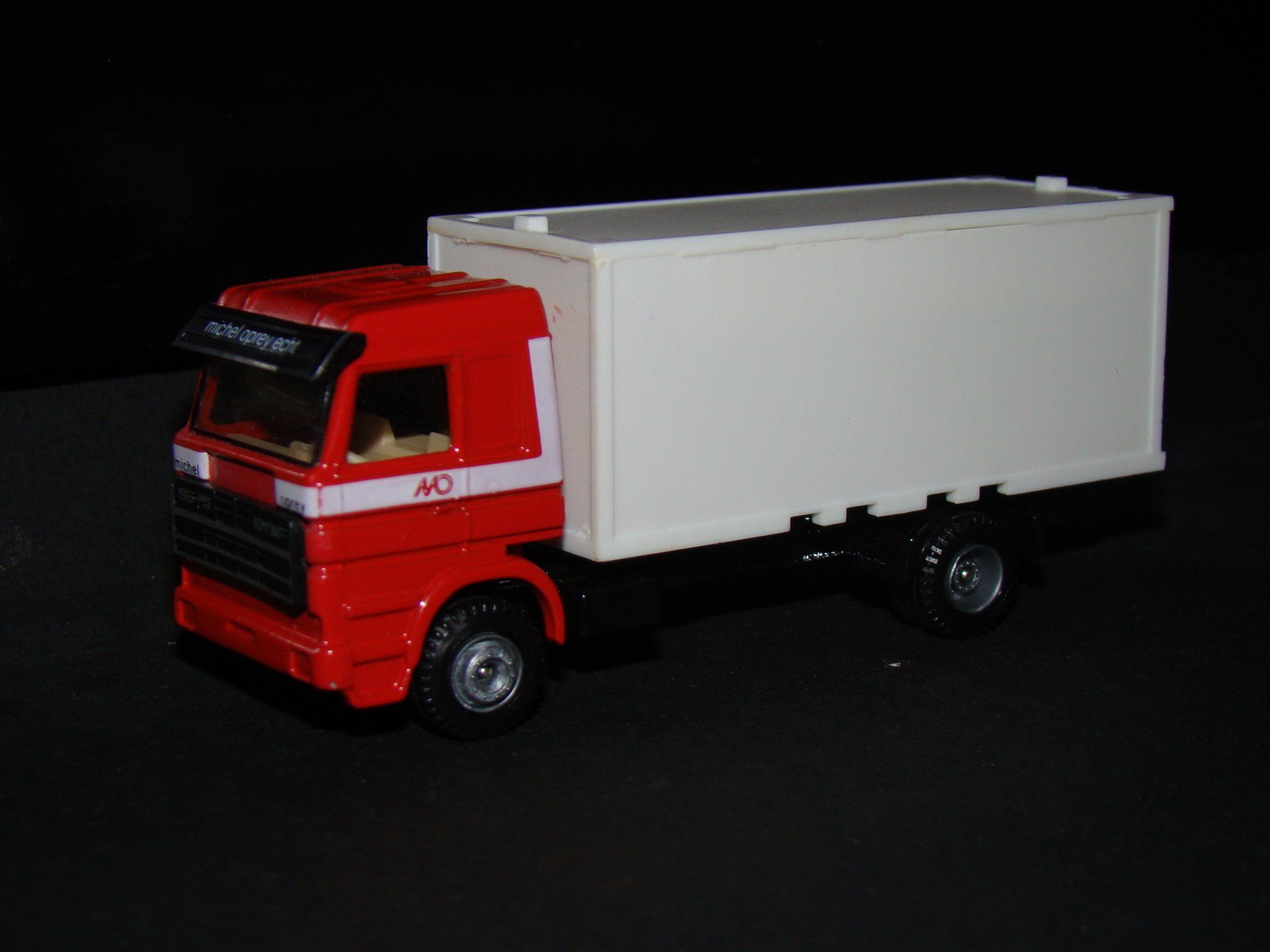 Michel Oprey EFSI Scania 143 met daf grill