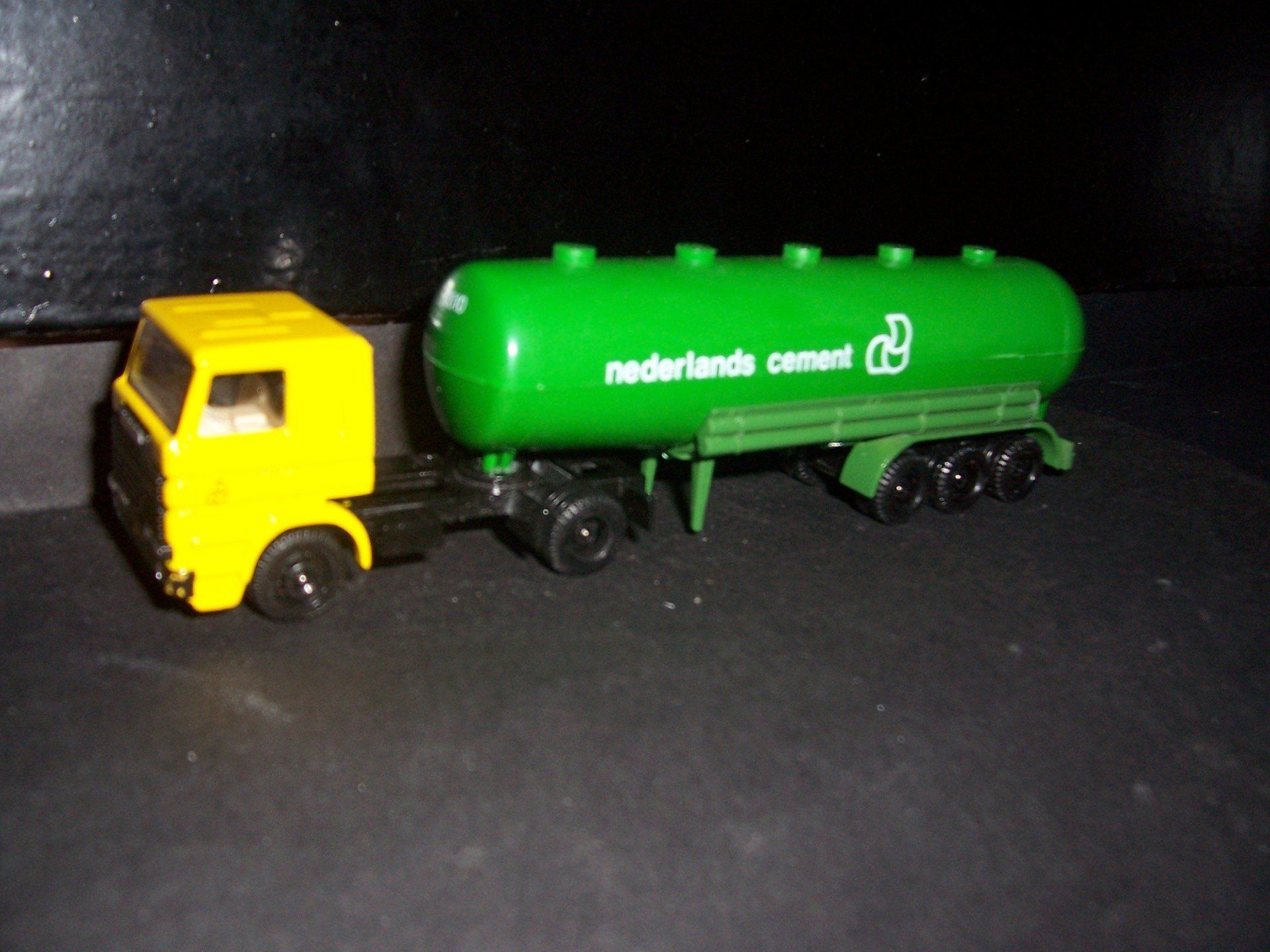 Nederlandse Cement EFSI 596 Scania