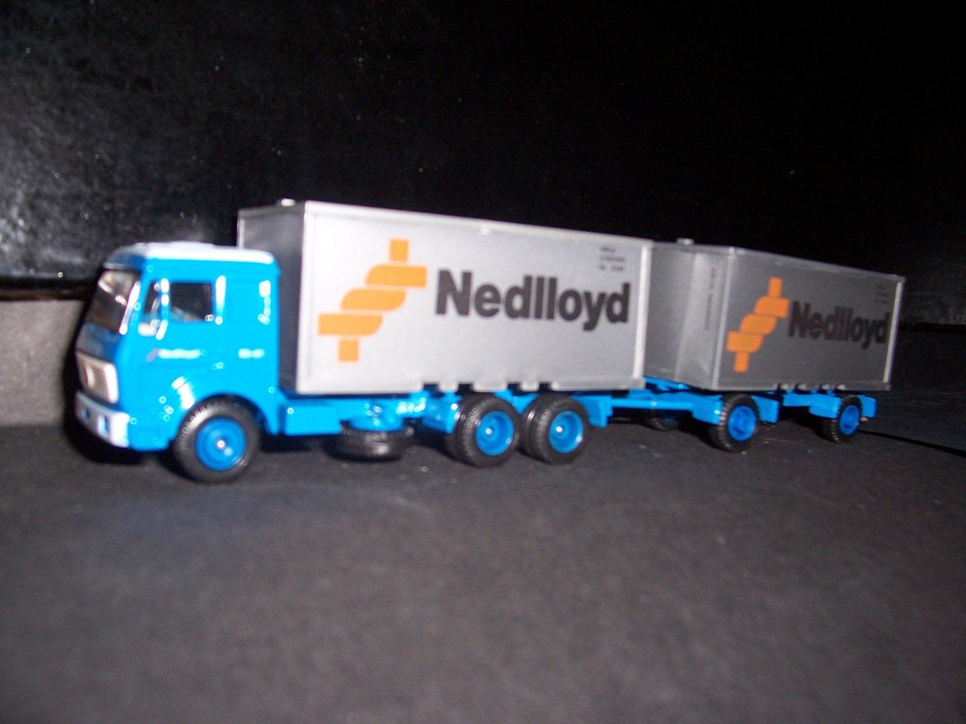 Nedlloyd EFSI MB witte trekker dak grijze containers