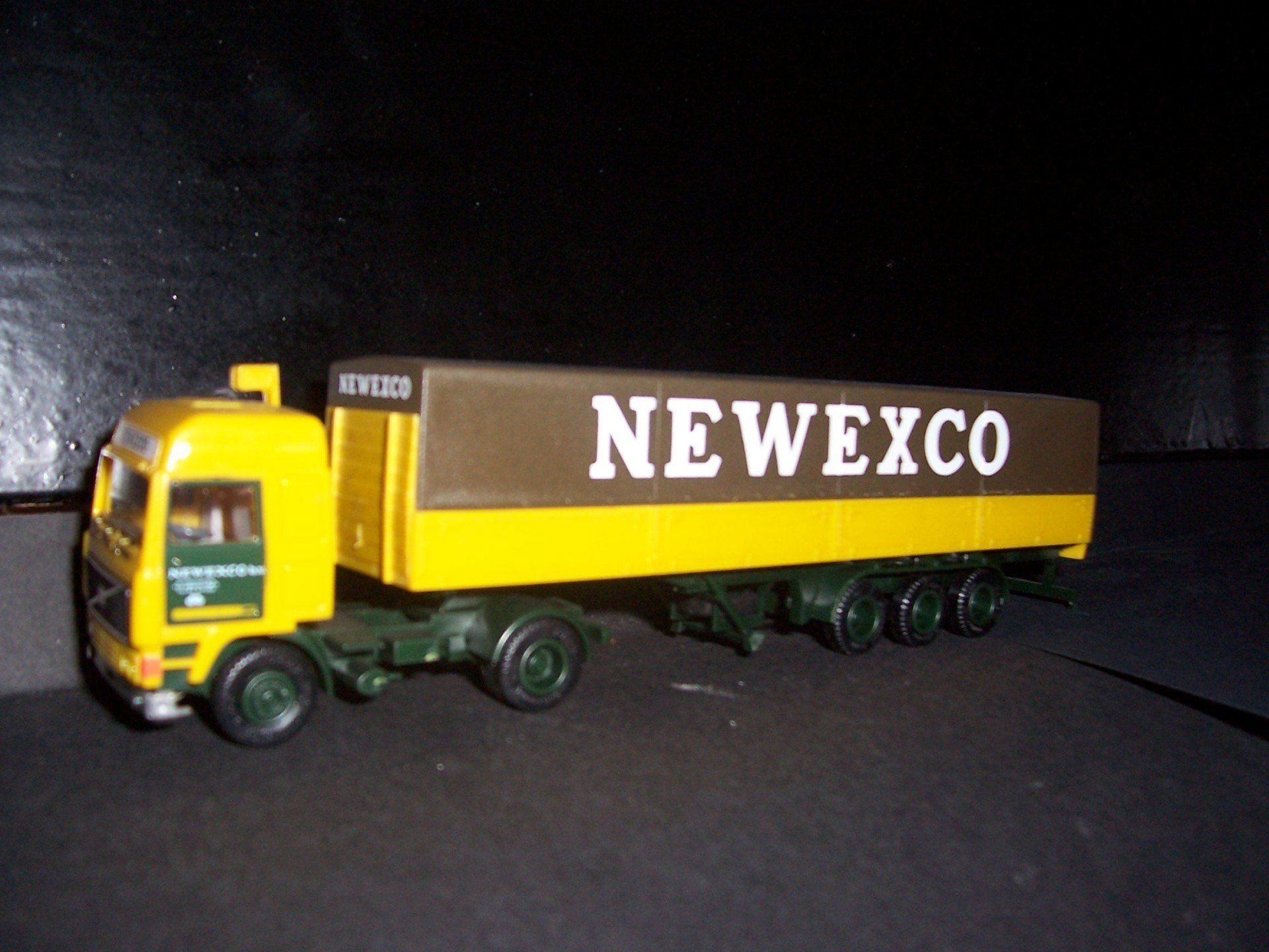 Newexco Herpa Volvo F12 Globertrotter  geen Cabine Opdruk