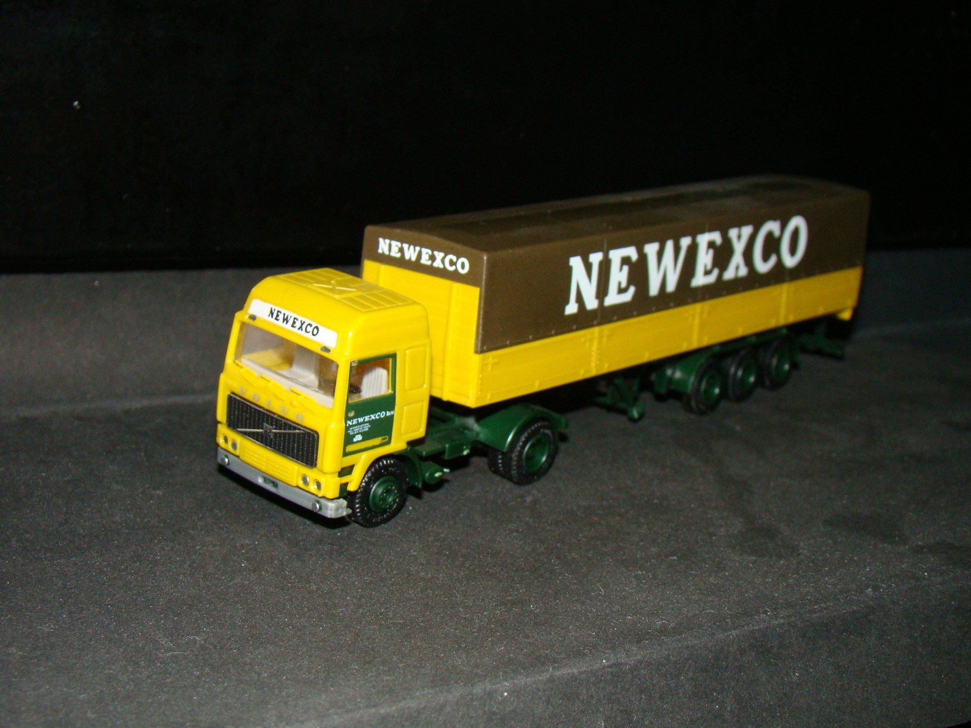 Newexco Herpa Volvo F12 Globertrotter  Zilveren Cabine Opdruk