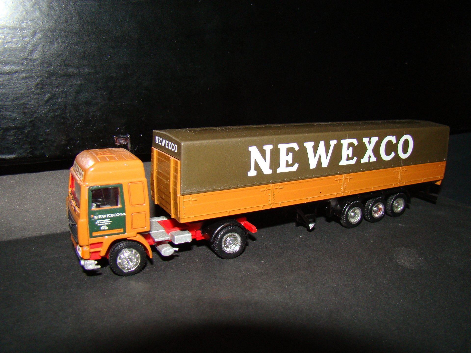 Newexco Herpa Volvo F12 Globertrotter  Eigenbouw