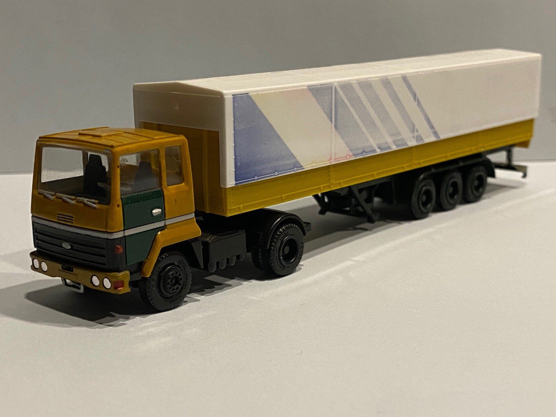 Newexco Herpa Ford Transcontinental Eigenbouw