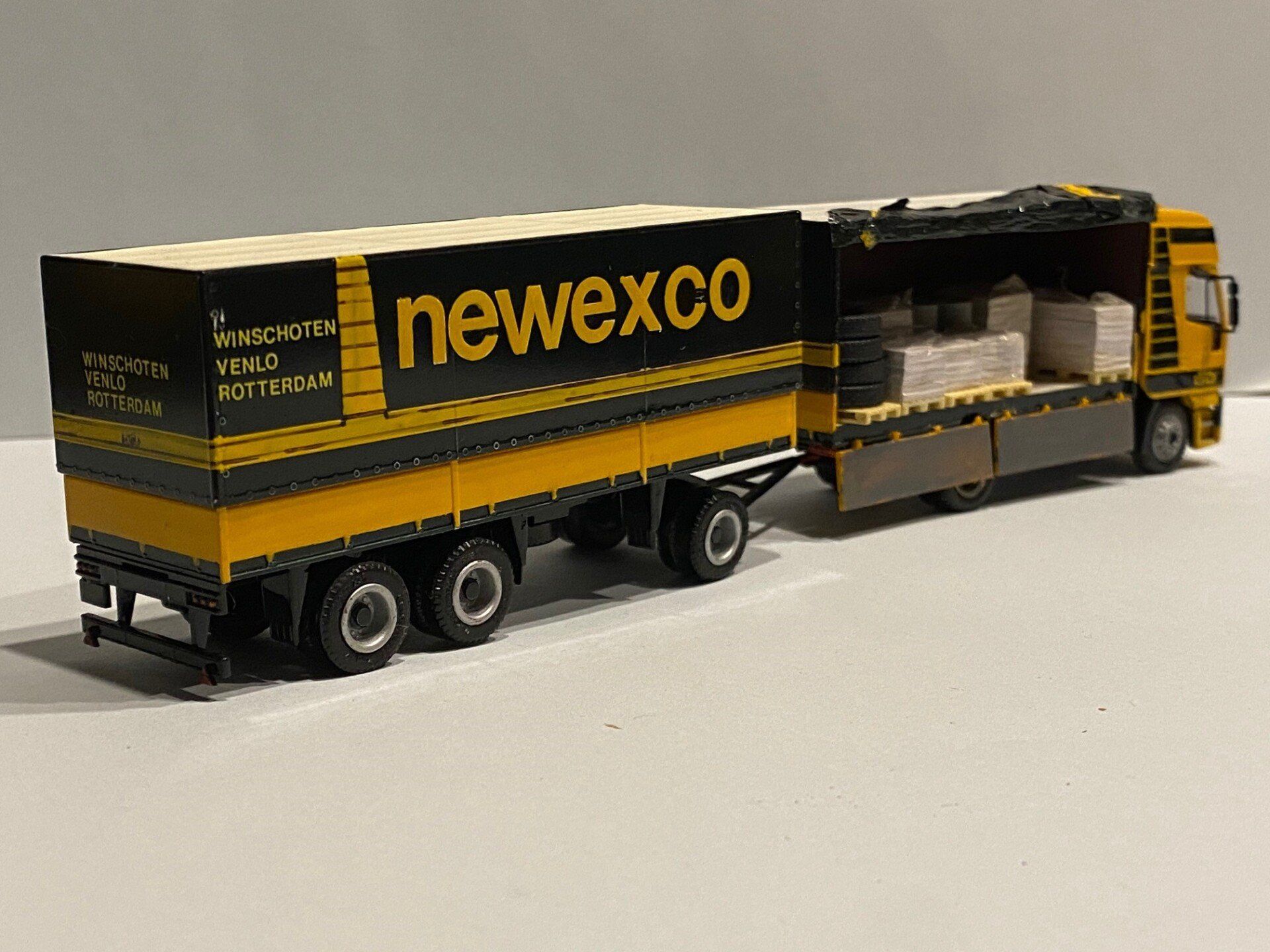 Newexco Herpa Iveco Stralis Combi Eigenbouw open zijkant achterzijde