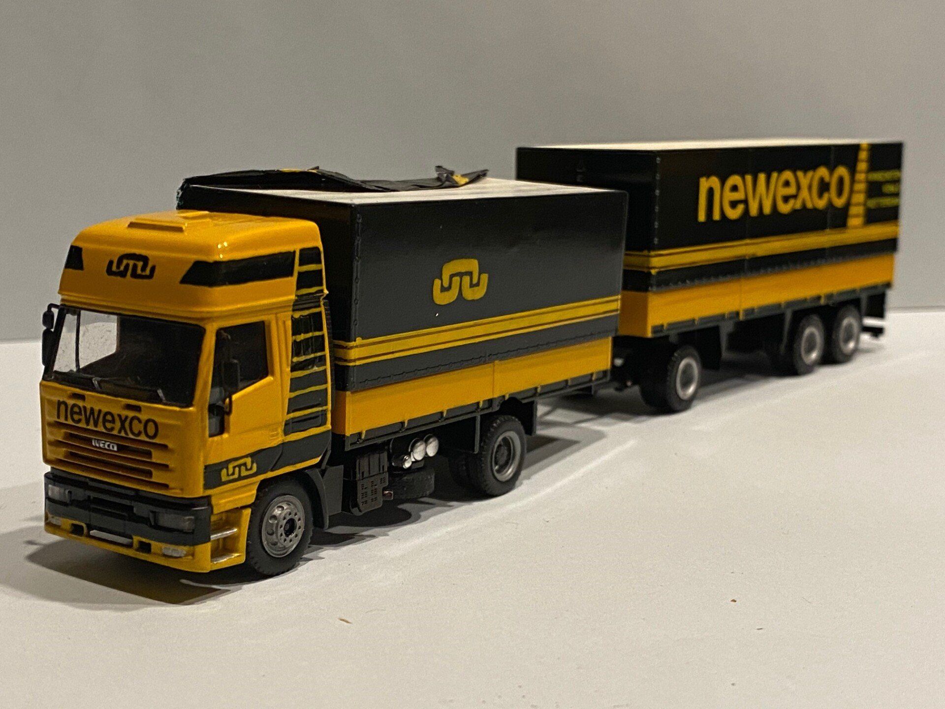 Newexco Herpa Iveco Stralis Combi Eigenbouw open zijkant