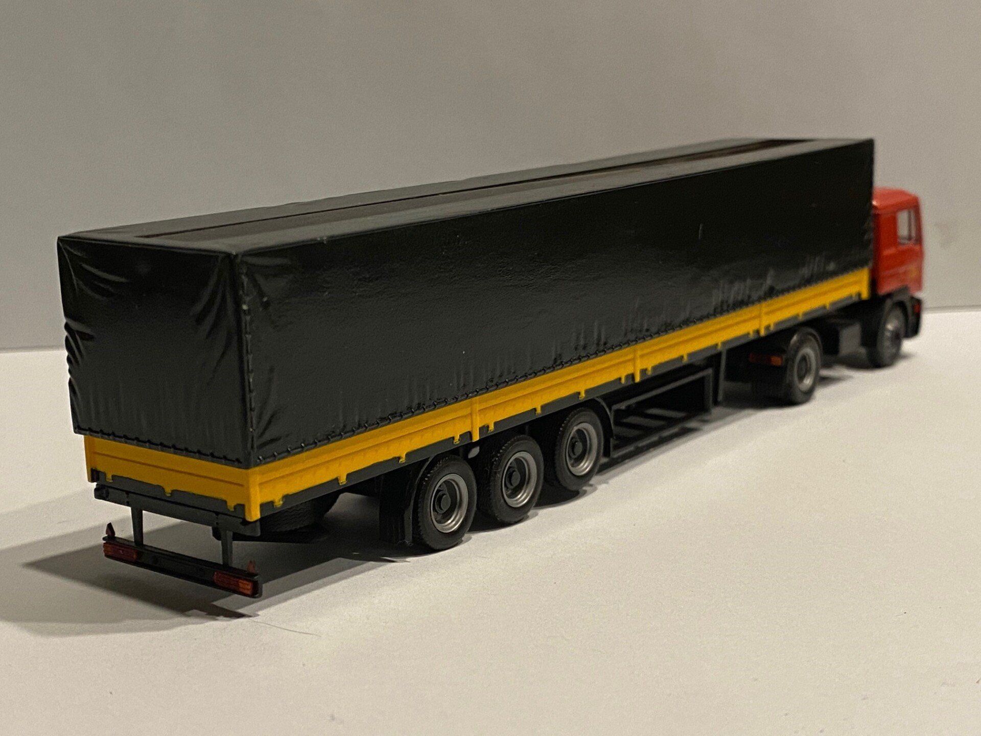 Newexco Herpa MAN Commander Rood Eigenbouw achterzijde