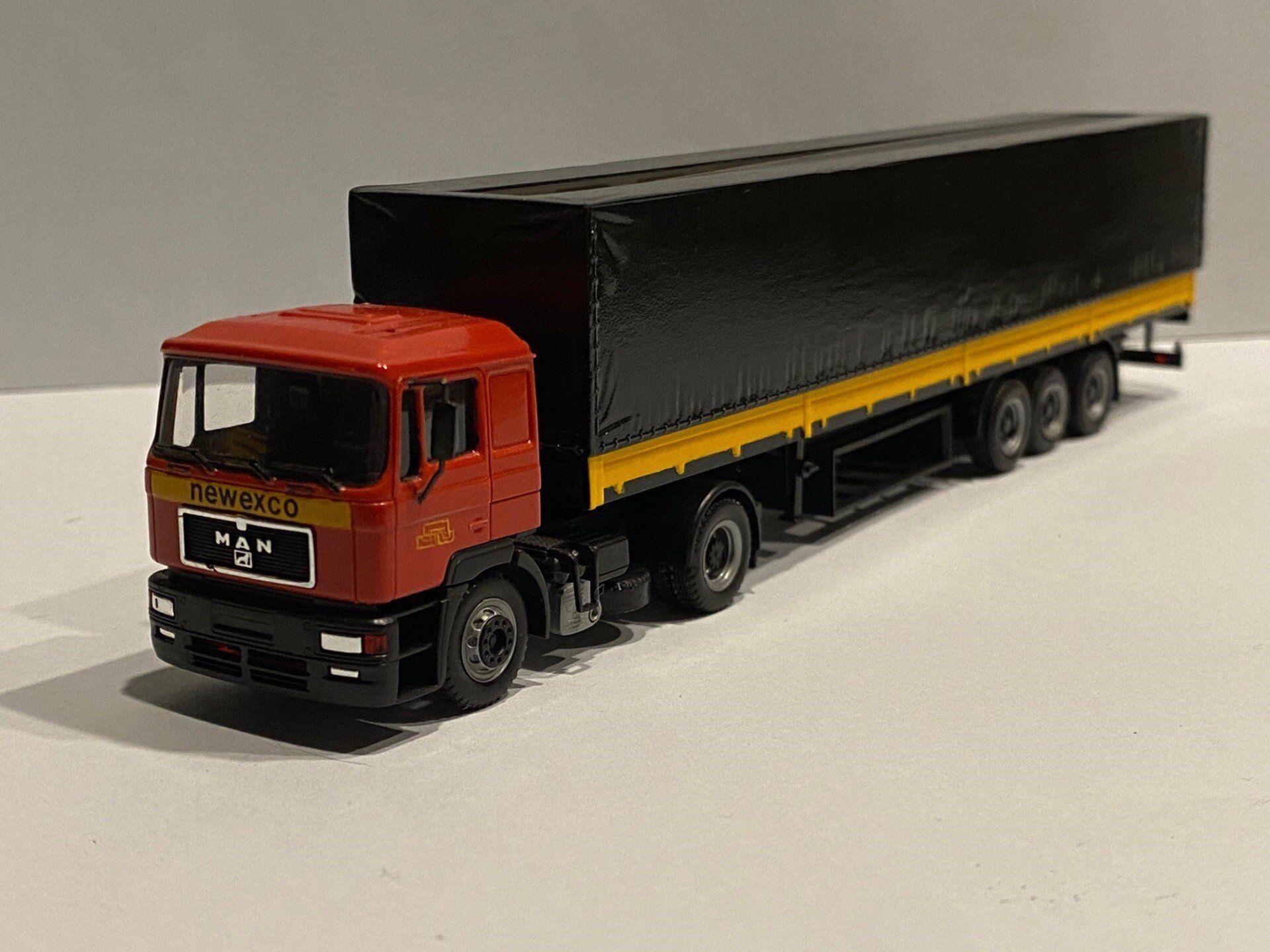 Newexco Herpa MAN Commander Rood Eigenbouw