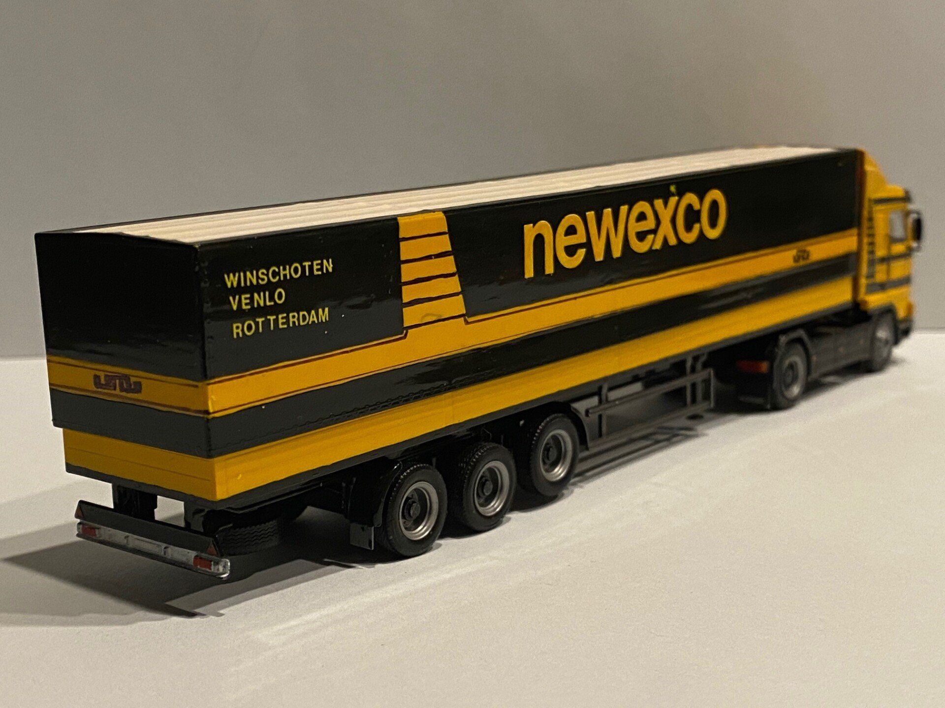 Newexco Herpa Scania 143 Streamline Eigenbouw achterzijde
