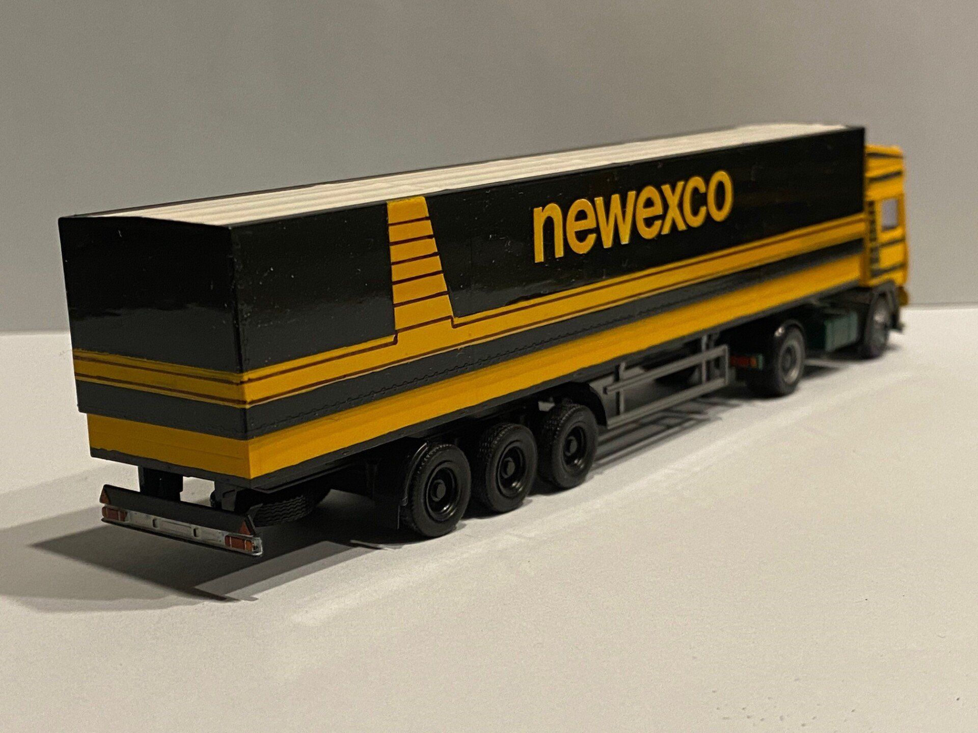 Newexco Herpa Volvo FL16 Eigenbouw achterzijde
