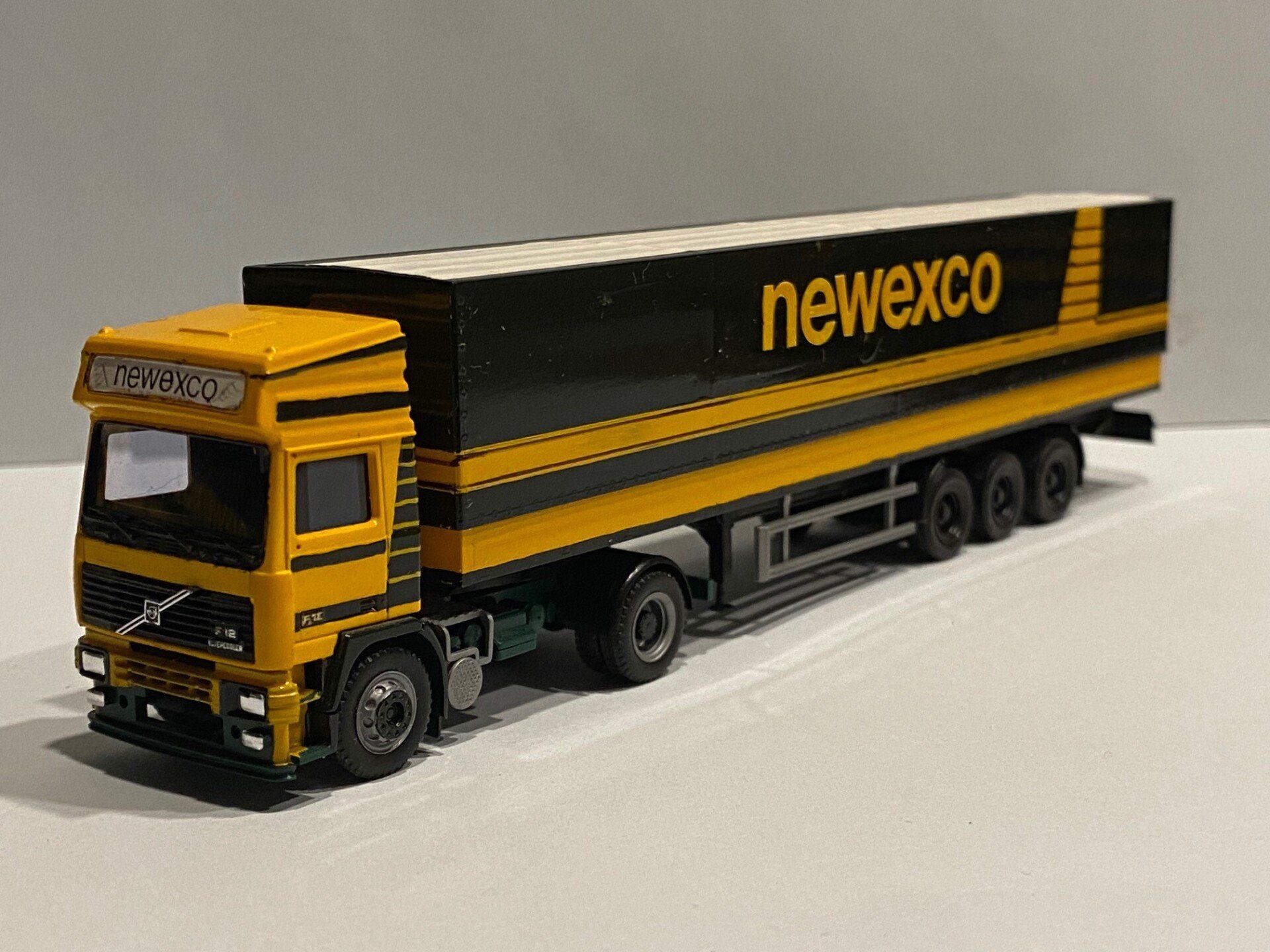 Newexco Herpa Volvo FL16 Eigenbouw