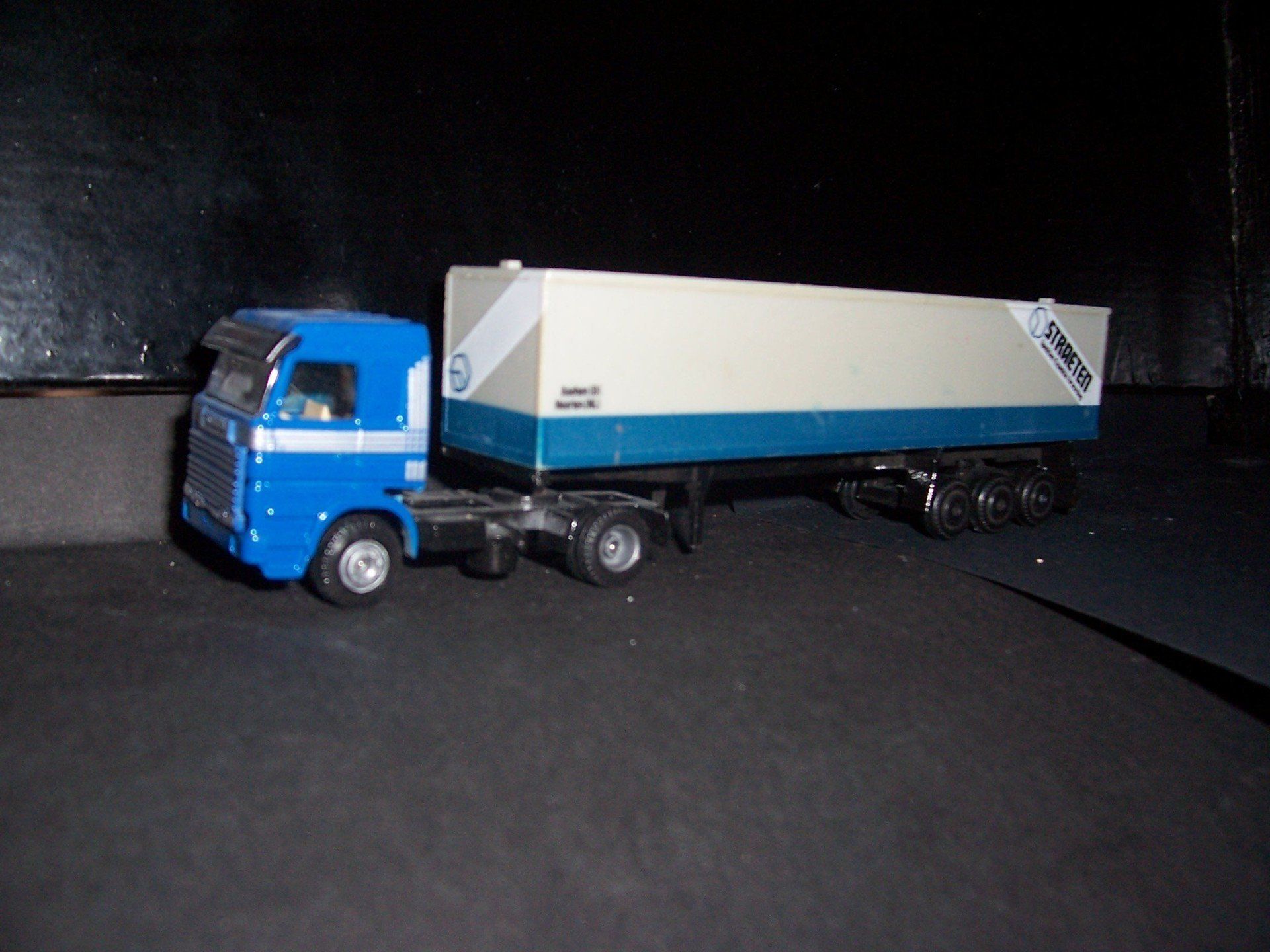 Straeten Holland OTO Scania grijs blauwe trekker - zwart chassis