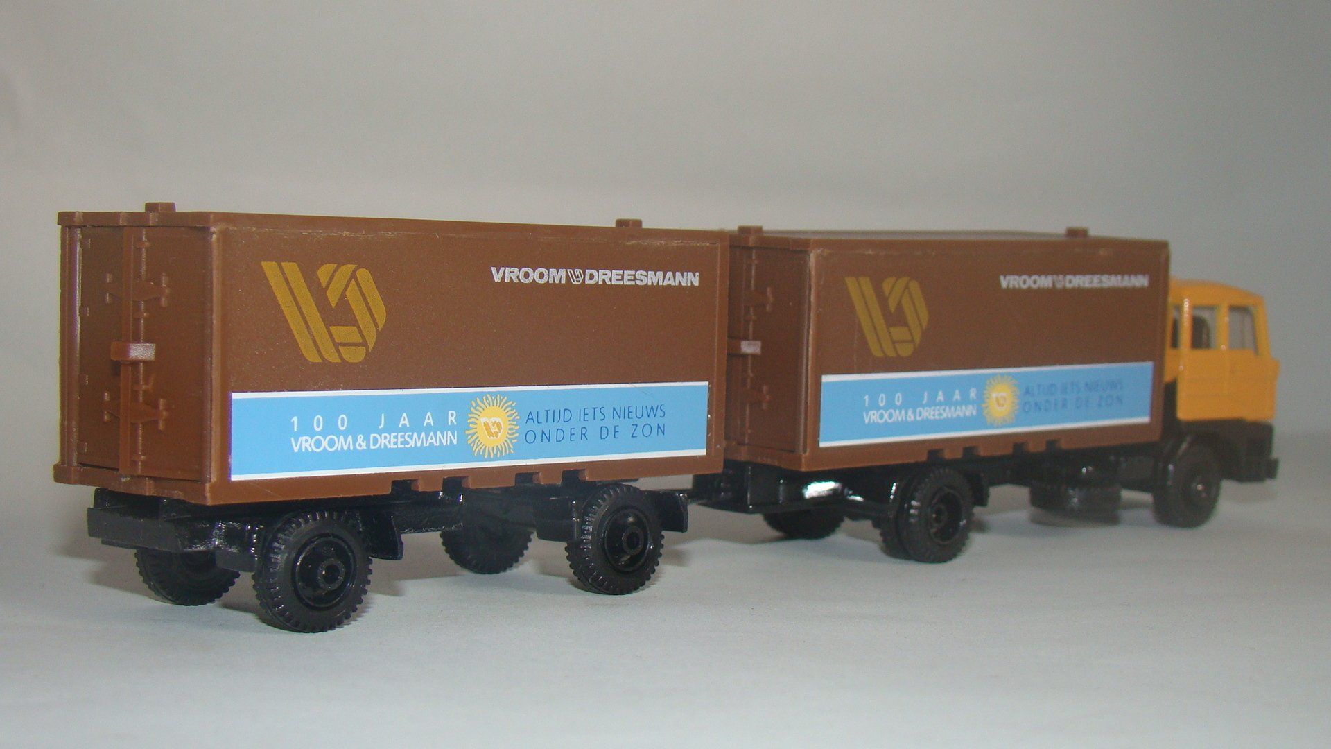 V & D 100 jaar EFSI DAF 3300 Combi achterzijde