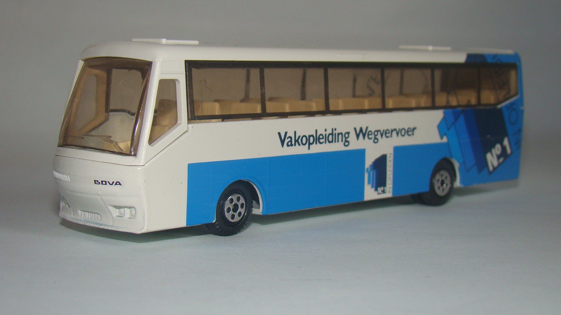 Vakopleiding No. 1 EFSI Bova Futura bus voorzijde