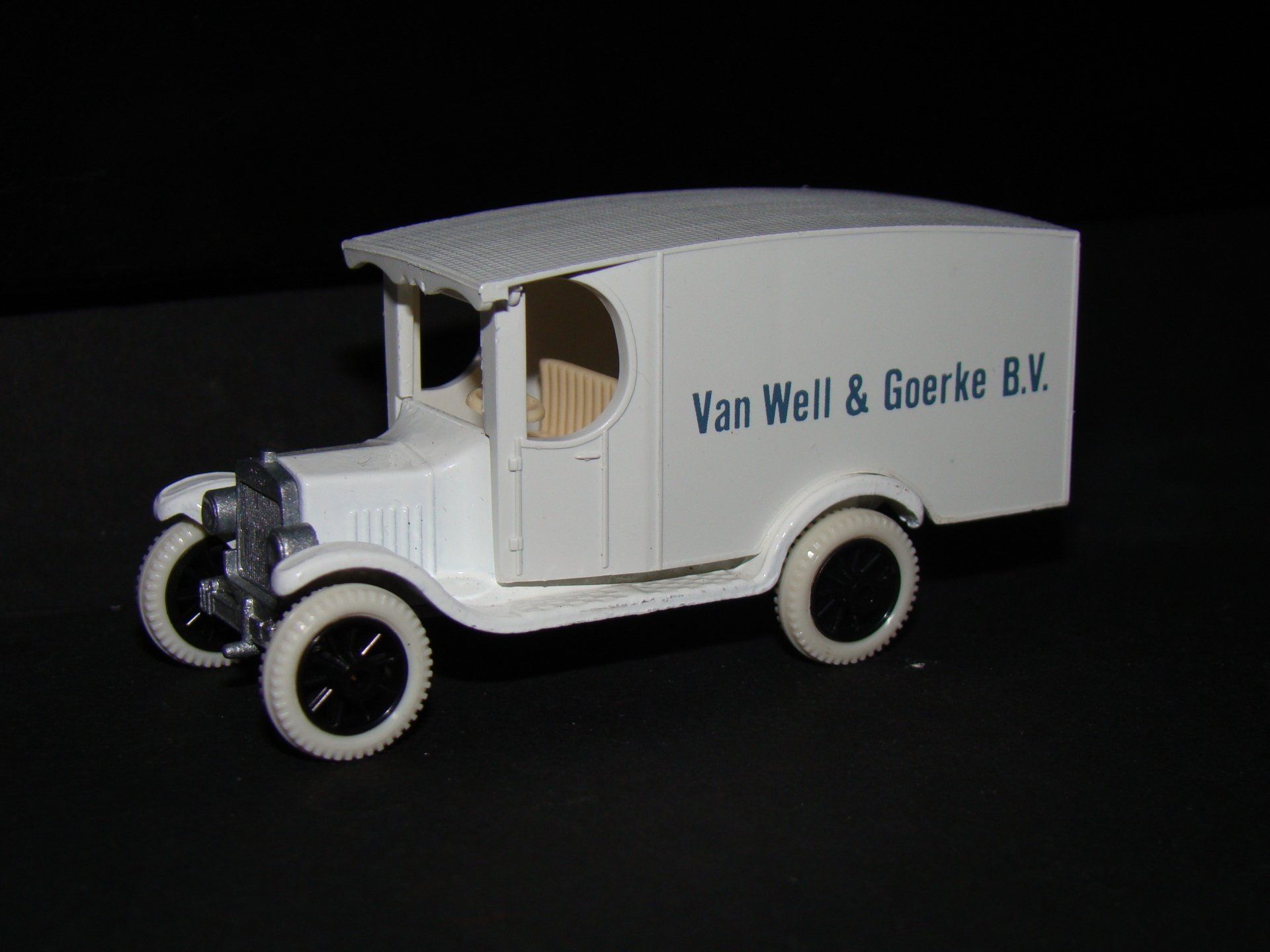 Van Well en Goerke EFSI T-Ford 1918 zwarte wielen Witte  banden