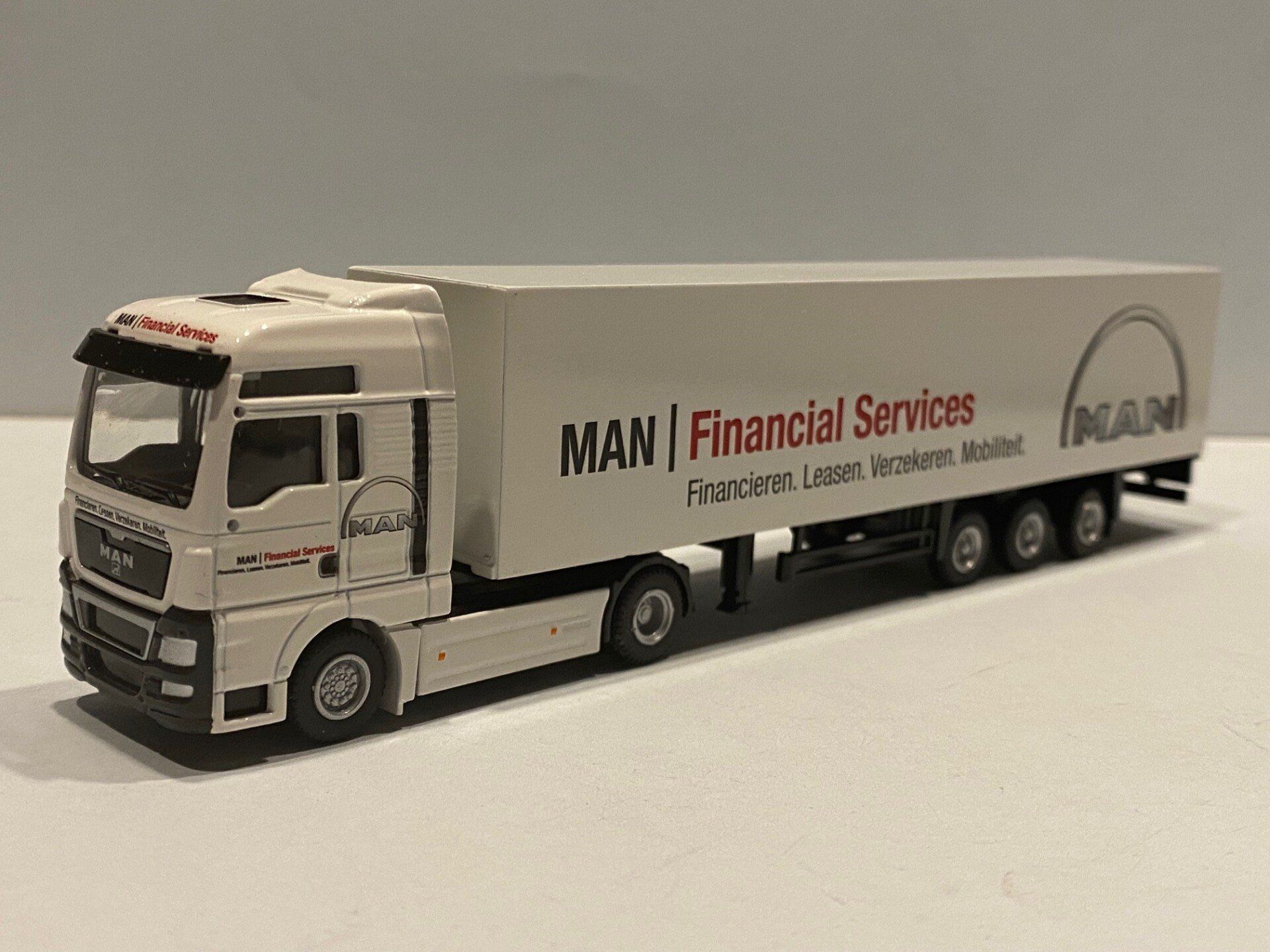 Volkswagen PON MAN Financial Services TemaToys 72-2013 MAN TGX XXL 4x2 voorzijde
