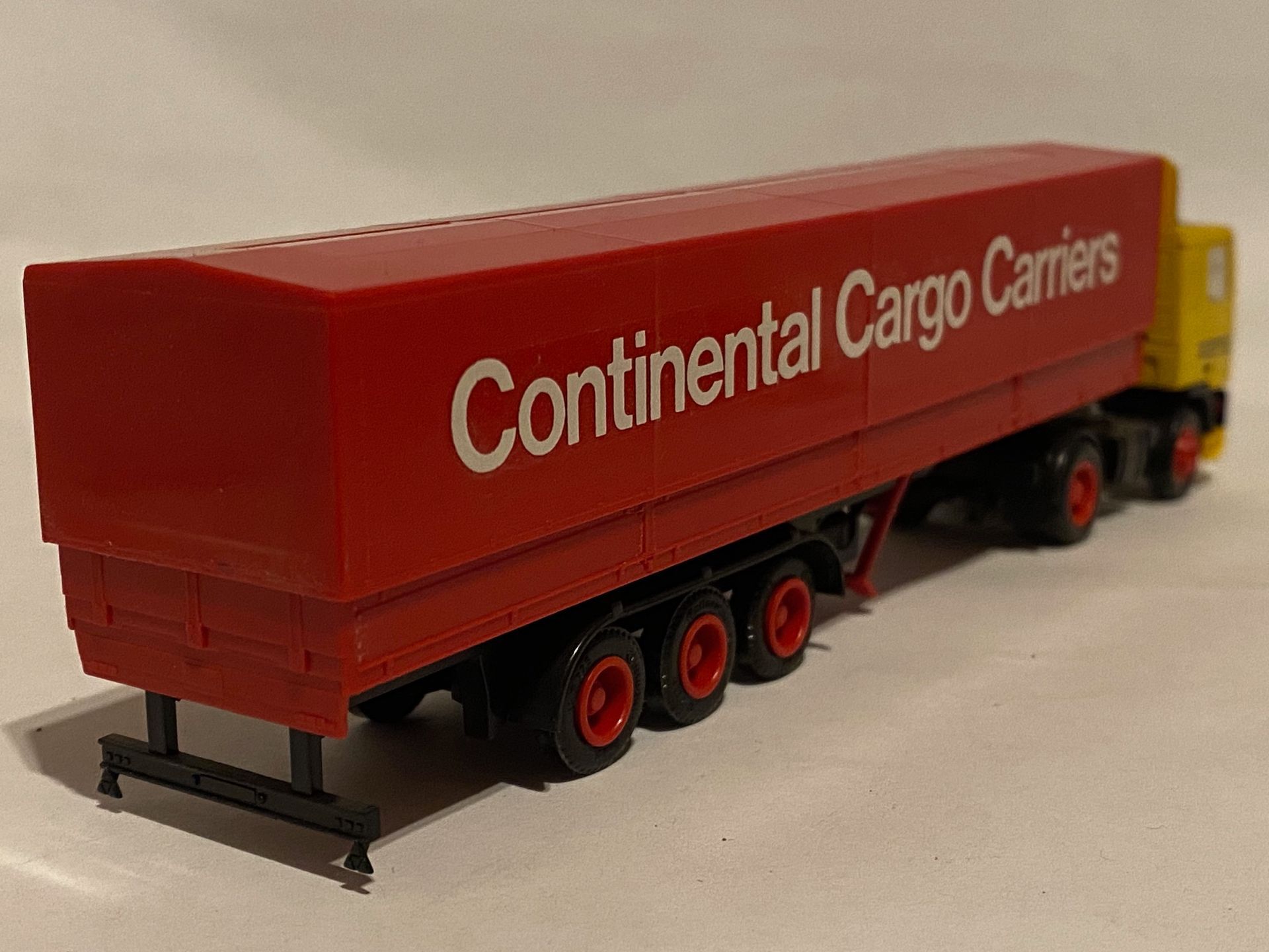 Weys  - Continental Cargo Carrier Herpa DAF95 Tr+Opl.  eigenbouw