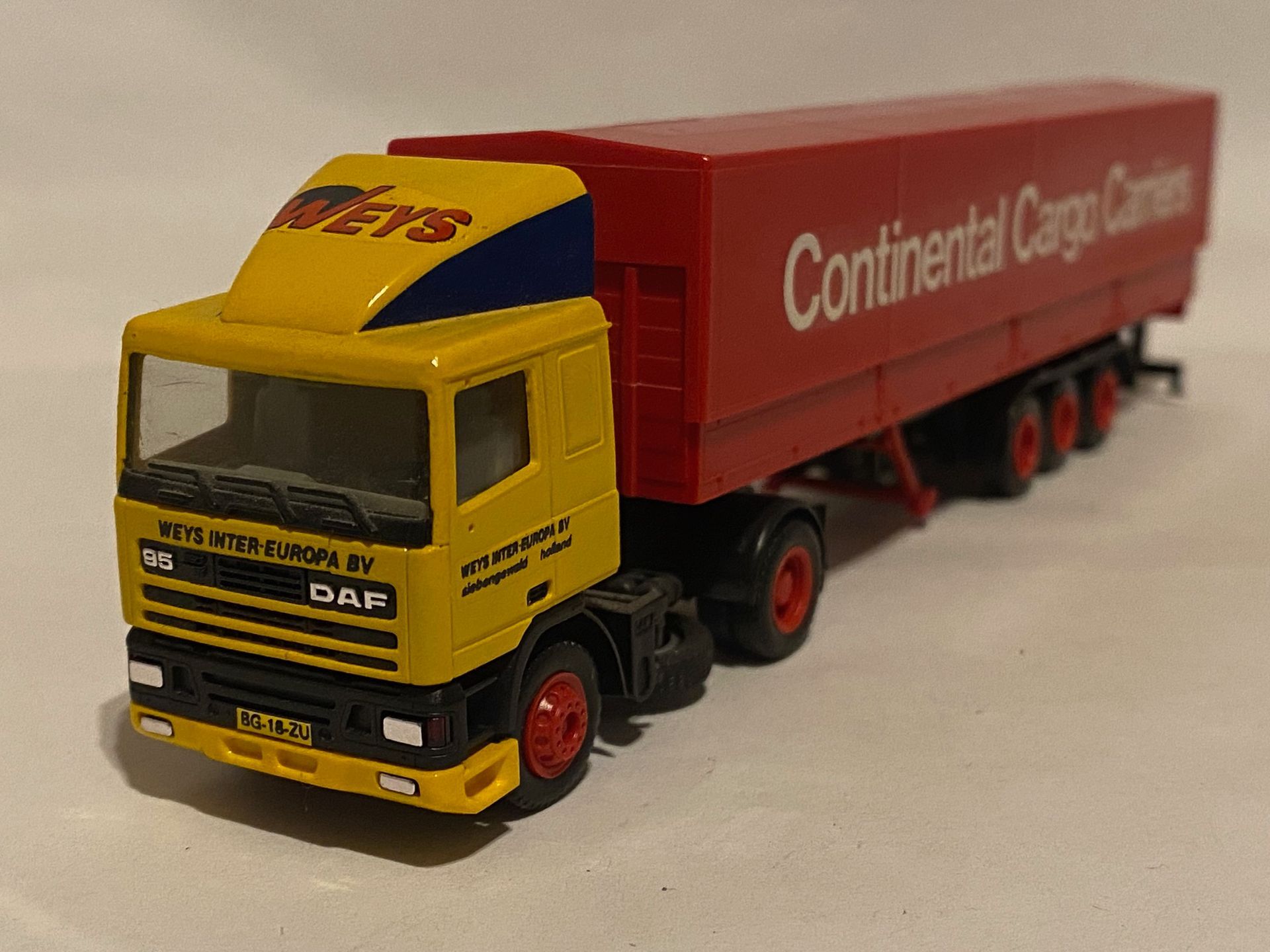 Weys  - Continental Cargo Carrier Herpa DAF95 Tr+Opl.  eigenbouw