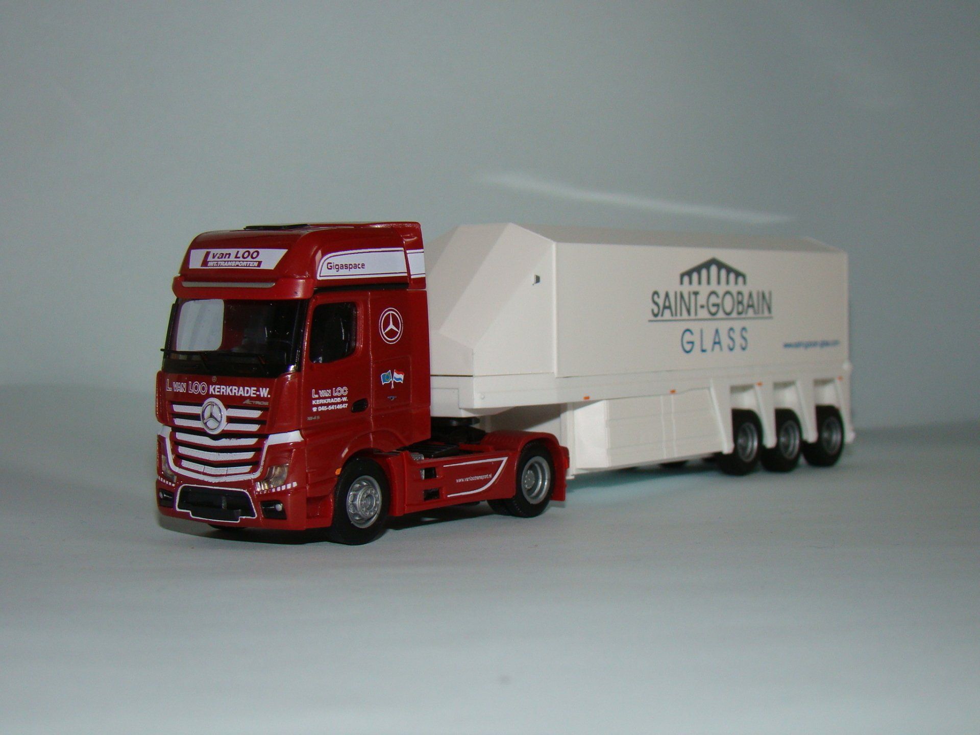 Van de Loo - St. Gobain AMW-AWM 8678.01 Mercedes Benz Actros Giga Space