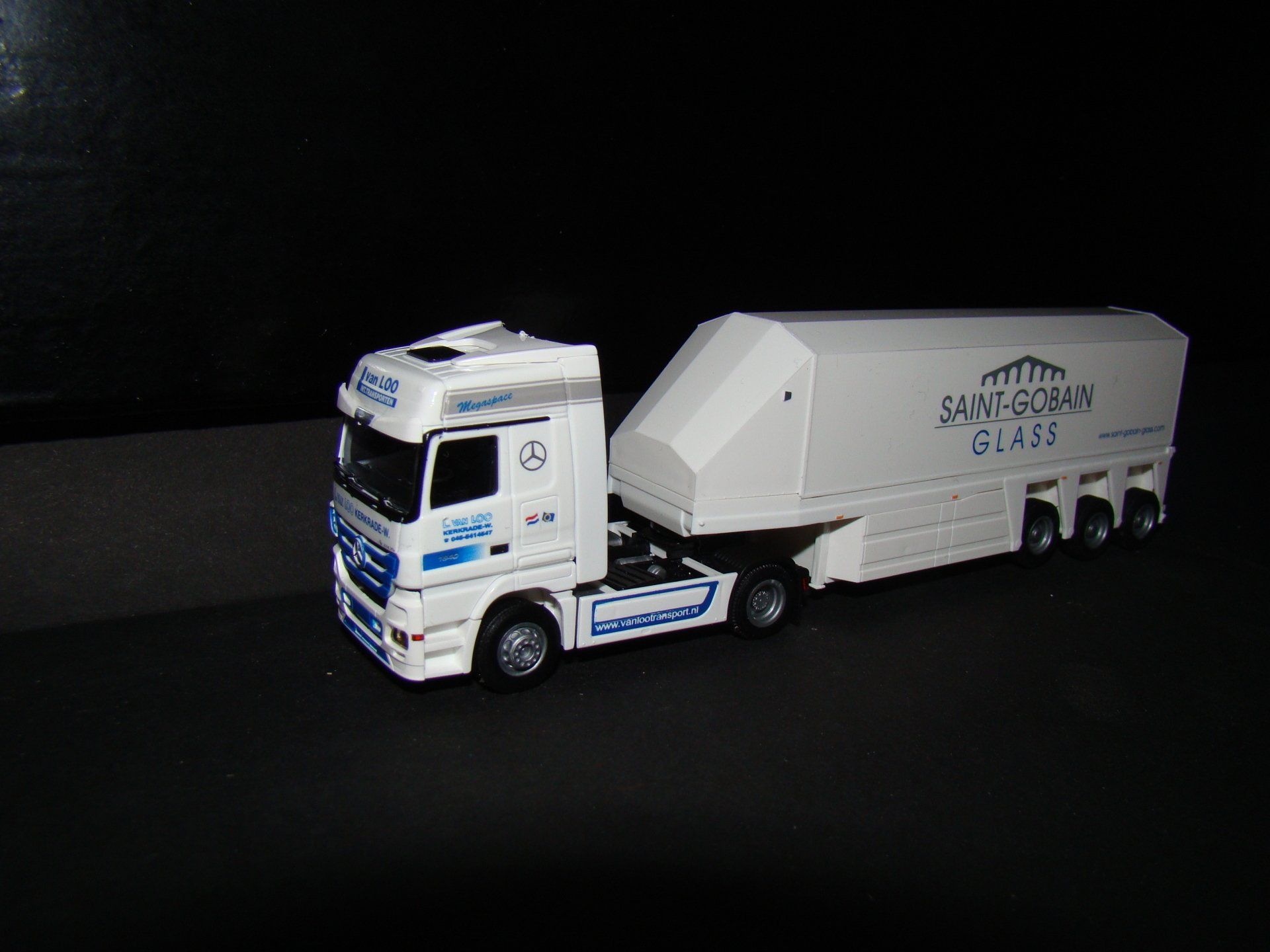 Van de Loo - St. Gobain AMW-AWM 8298.01 // 2010 Mercedes Benz Actros