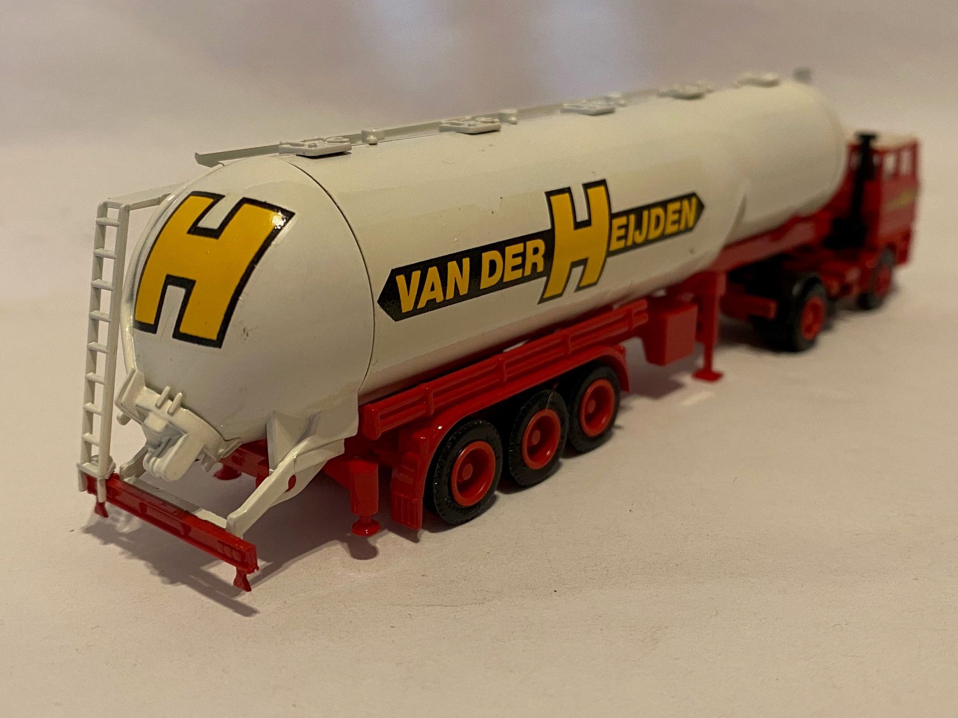 van der Heijden Herpa DAF 3300 eigenbouw