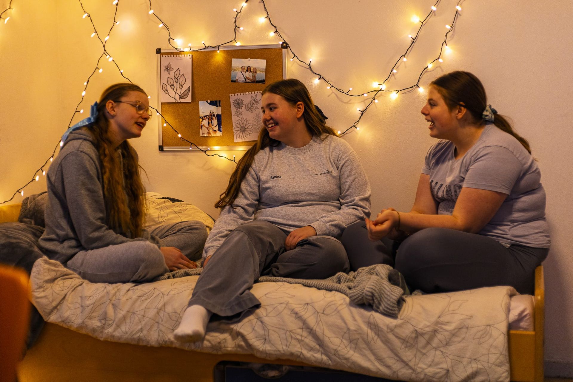 Piger der sidder på værelse