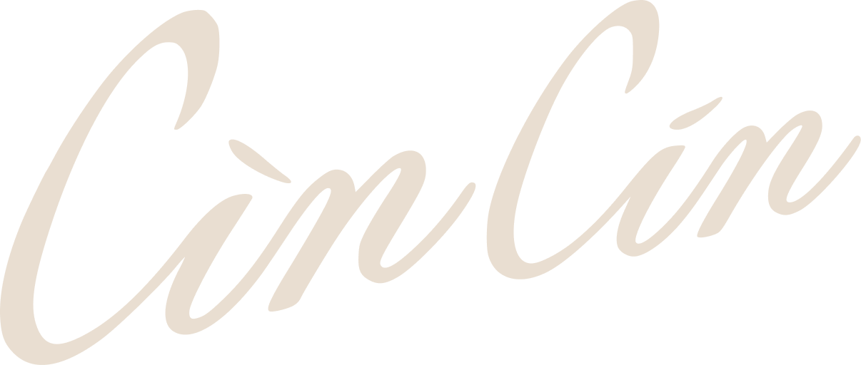 Schwarze Schrift mit der Aufschrift „CaoCao“ auf dunkelrotem Hintergrund