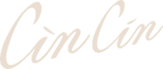 Schwarze Schrift mit der Aufschrift „CaoCao“ auf dunkelrotem Hintergrund