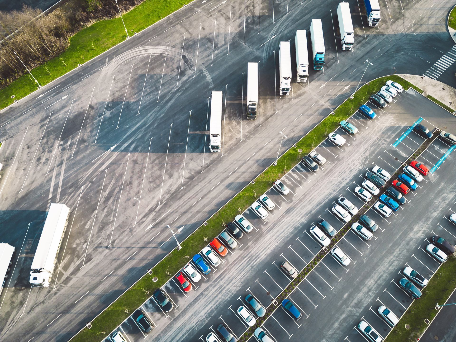 Une rangée de camions Mercedes est garée sur un parking