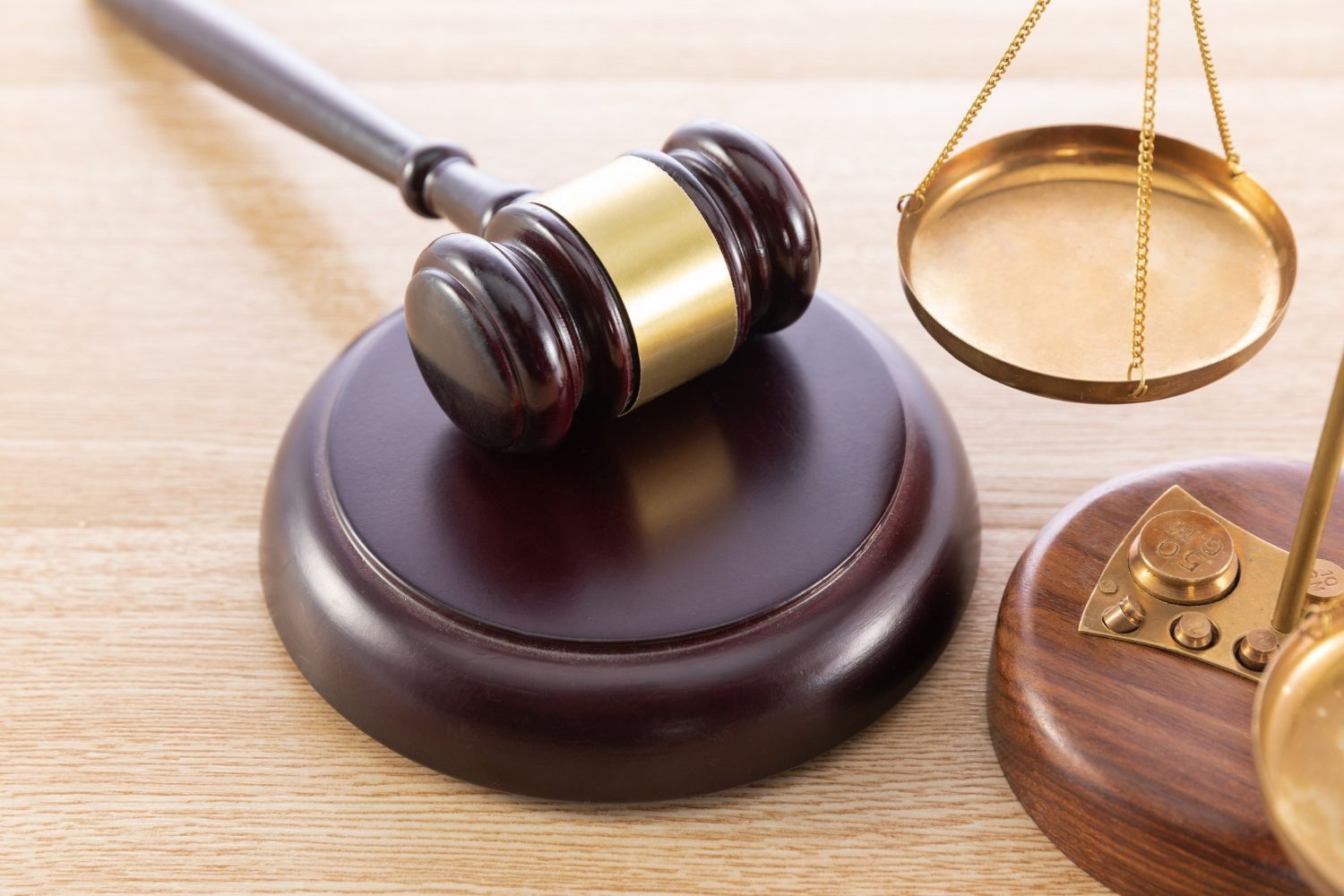 Un marteau de juge et une balance de la justice sur une table en bois