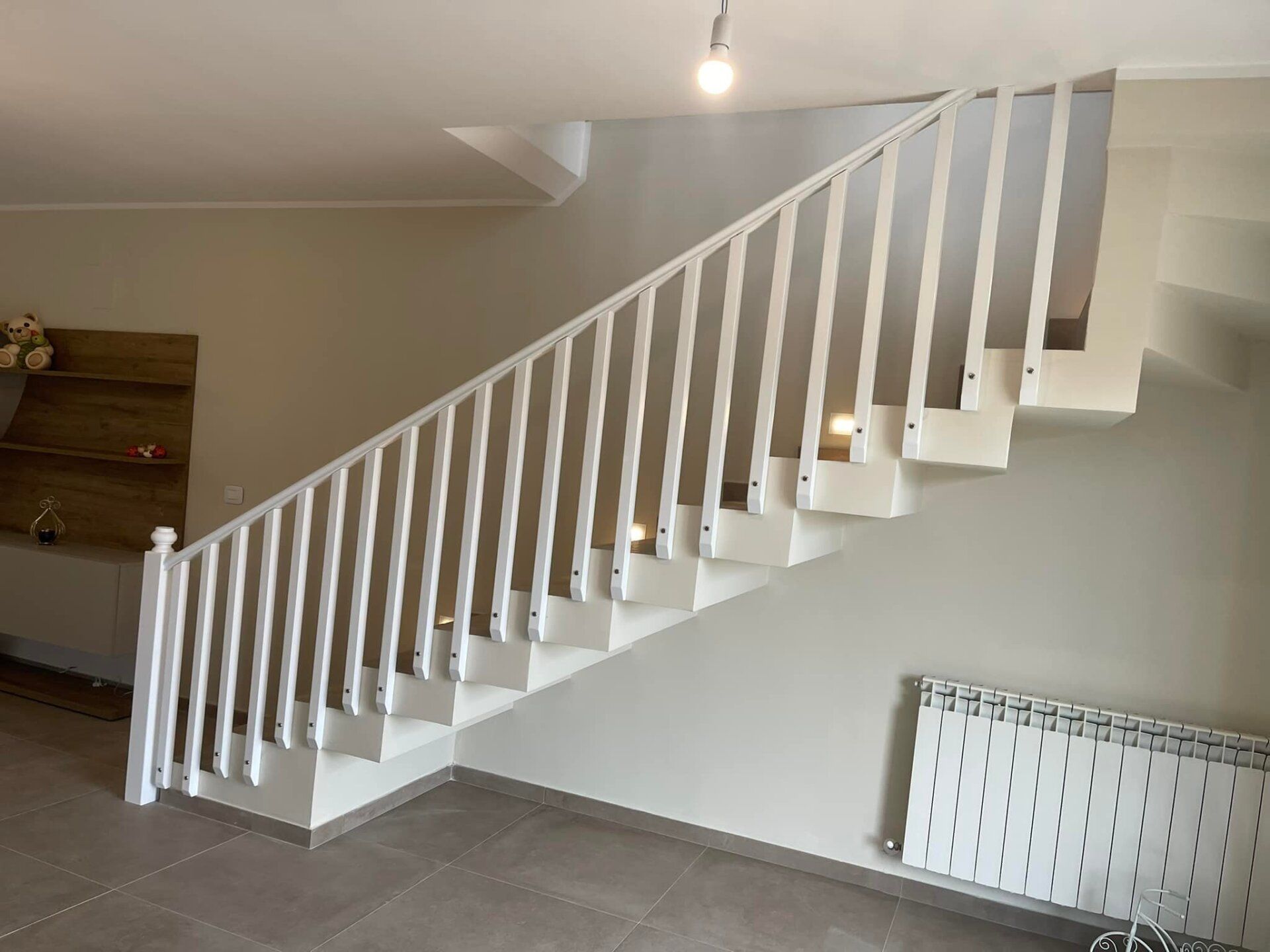 Laccatura di una scala interna in legno