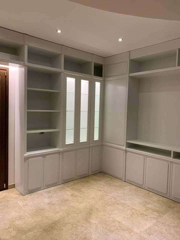 Laccatura di mobile intera parete