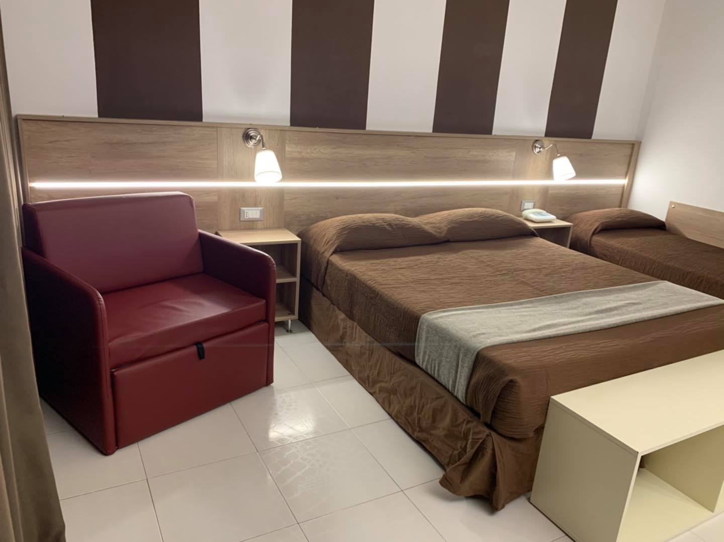 rinnovo arredamento camera di un albergo letto