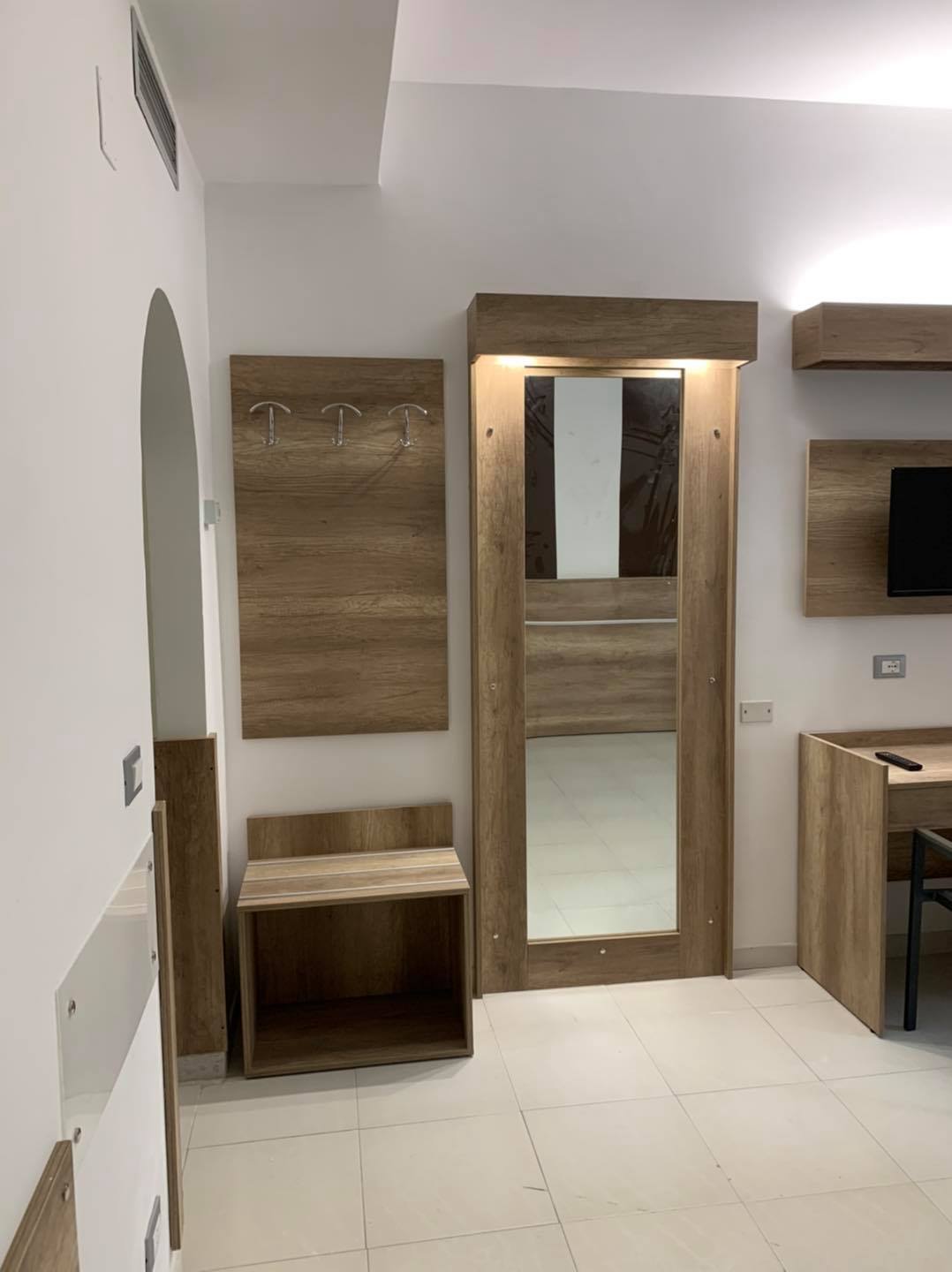 rinnovo arredamento camera di un albergo scrivania