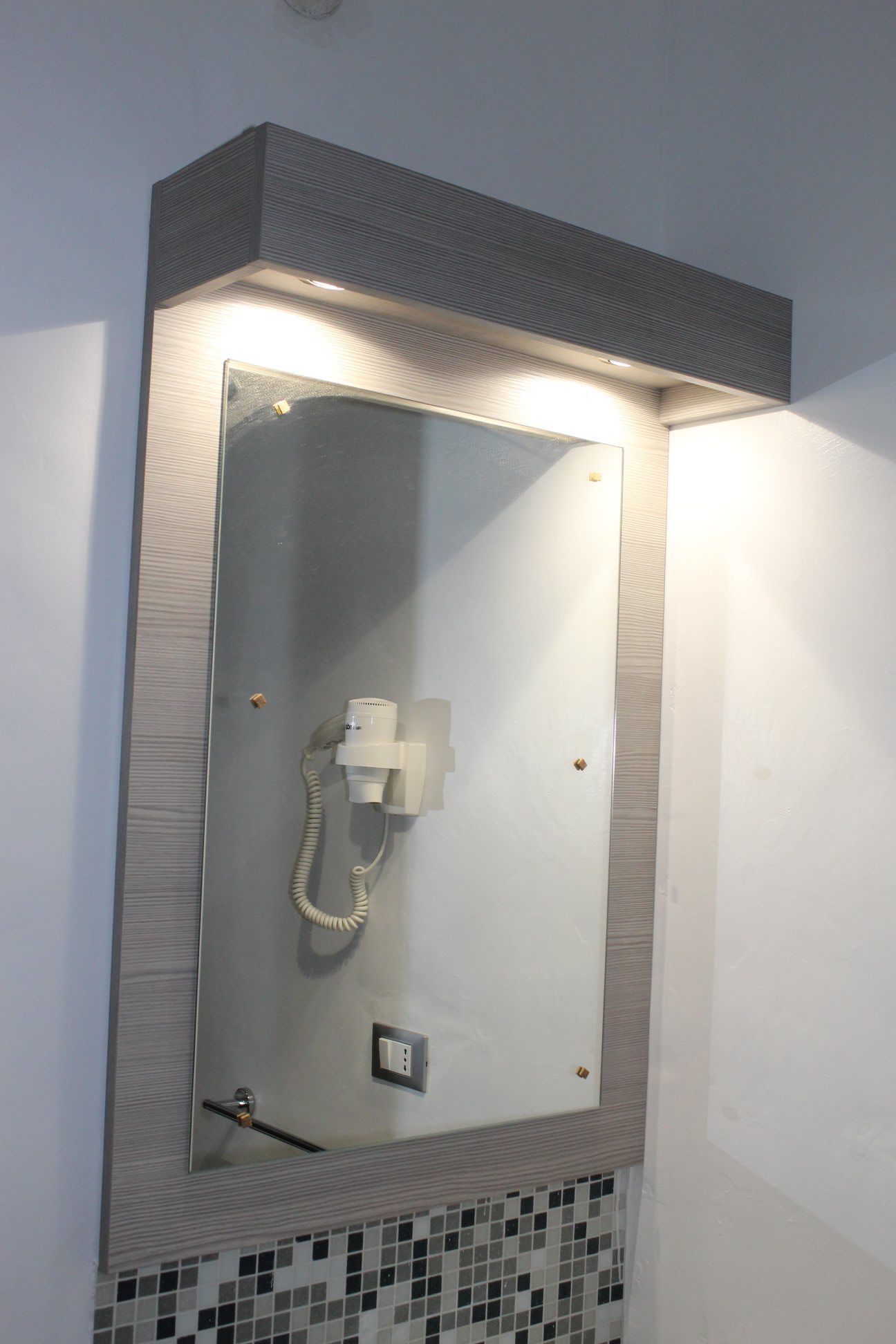 specchio dettaglio ingresso specchio scrivania rinnovo dell'arredamento di una camere di struttura ricettiva