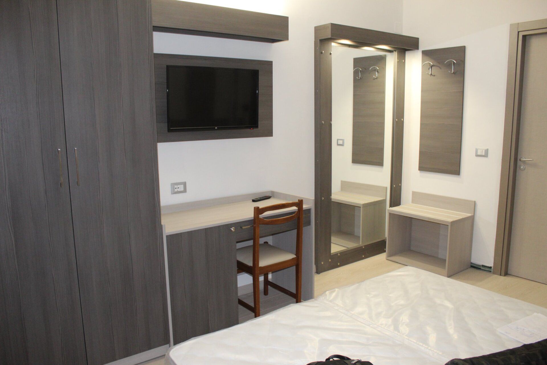 rinnovo dell'arredamento di una camere di struttura ricettiva