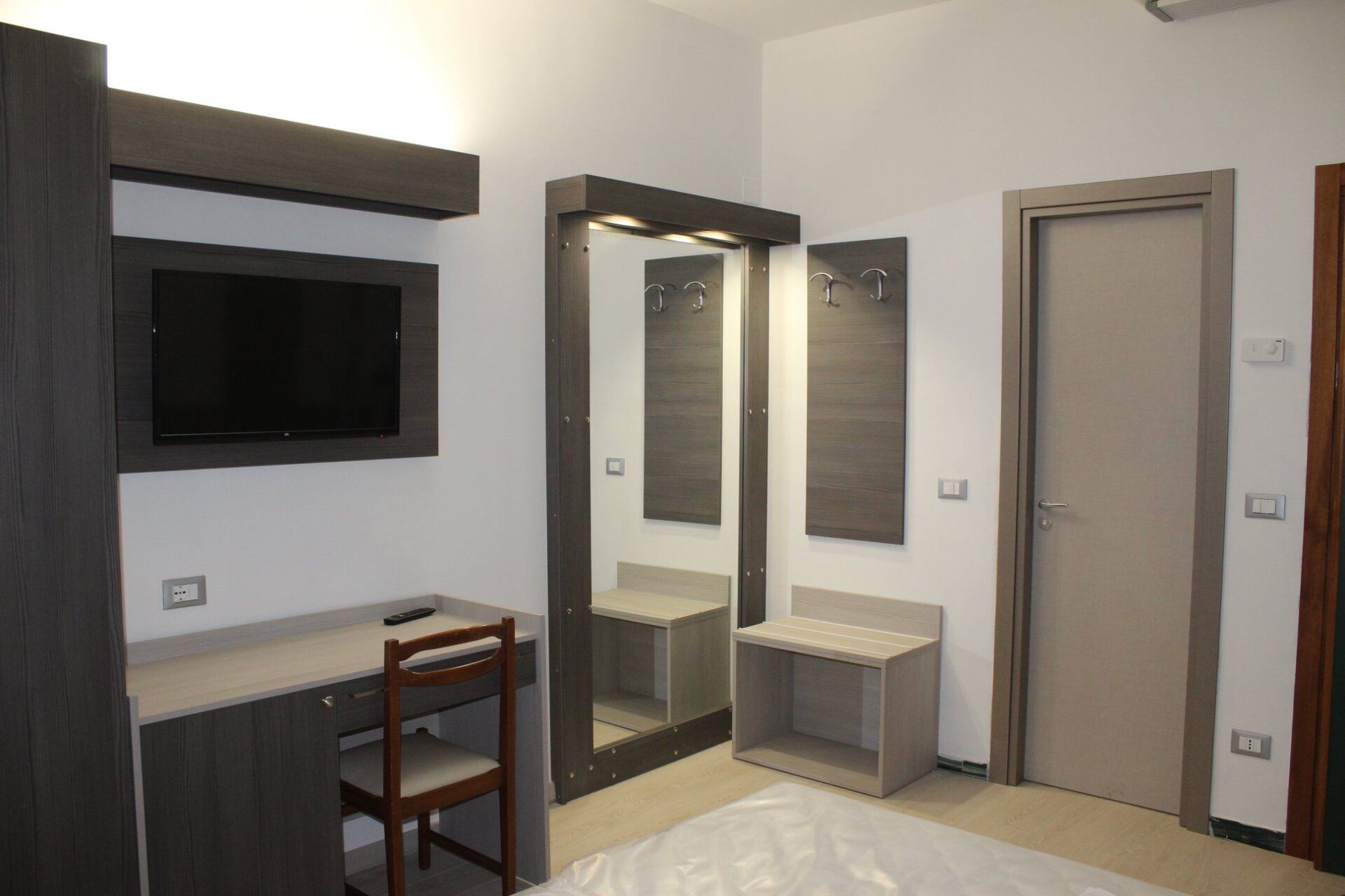 ingresso specchio scrivaia rinnovo dell'arredamento di una camere di struttura ricettiva