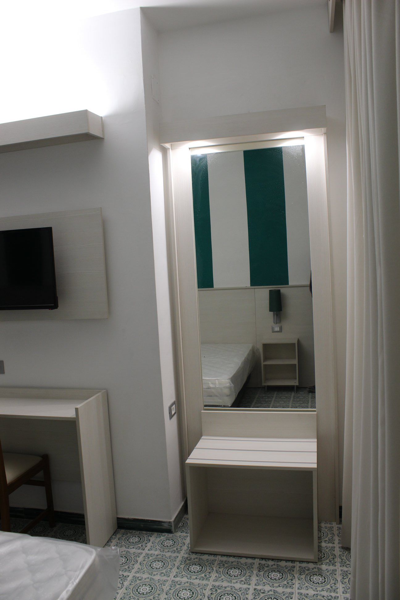 specchio scrivaia rinnovo dell'arredamento di una camere di struttura ricettiva