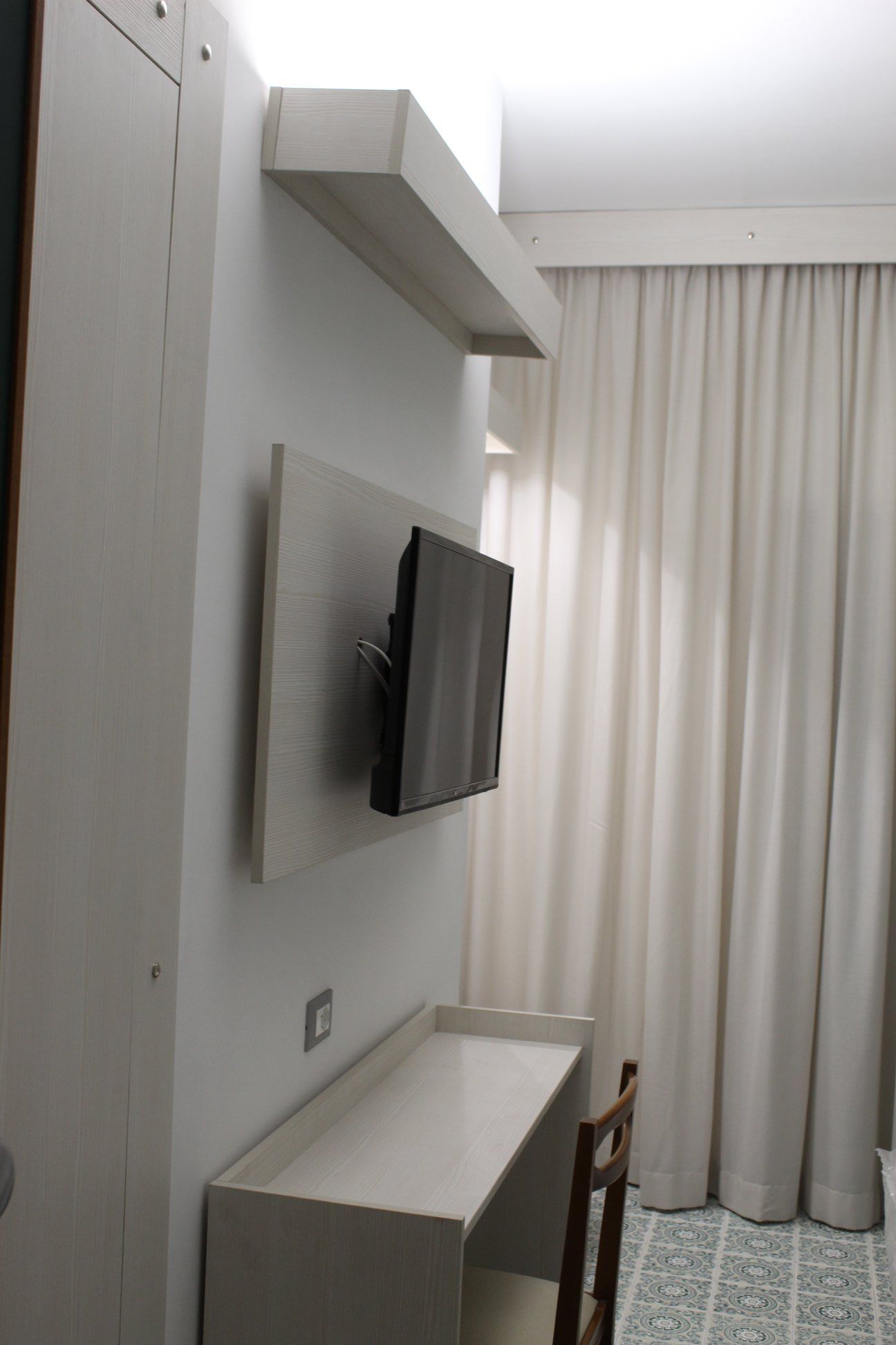 scrivaia rinnovo dell'arredamento di una camere di struttura ricettiva