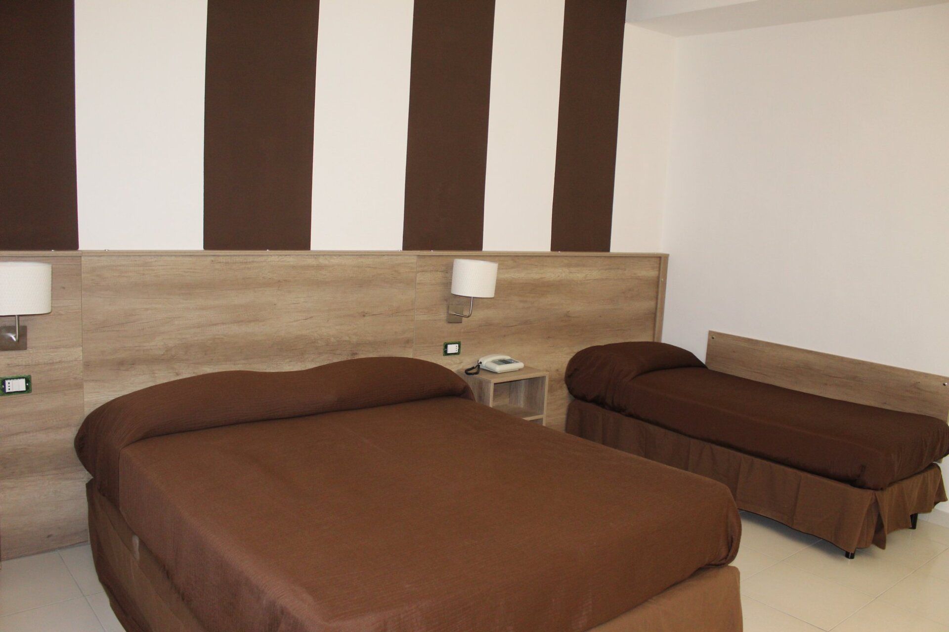 rinnovo arredamento camera di un albergo letti matrimoniali