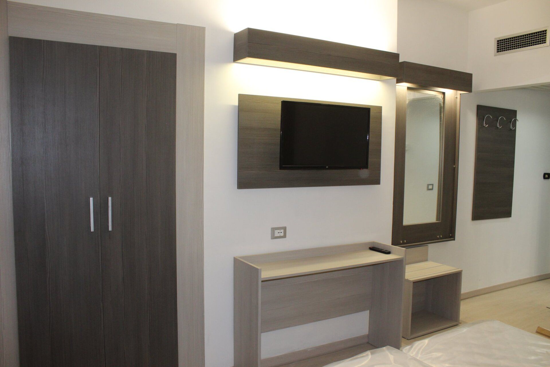 tv rinnovo dell'arredamento di una camere di struttura ricettiva