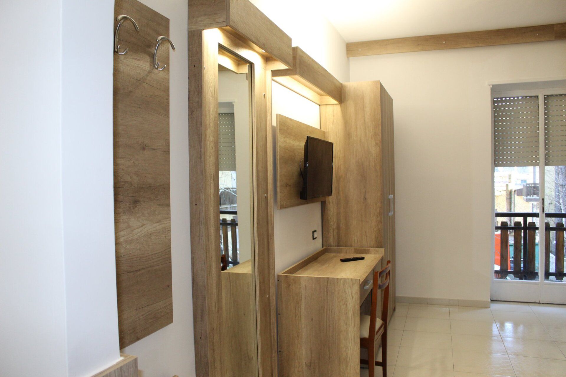 rinnovo arredamento camera di un albergo ingresso